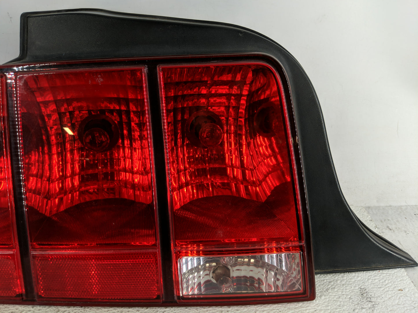 2005-2009 Ford Mustang Tail Light Assembly Driver Left OEM P/N:6R33-13B505-AH Fits Fits 2005 2006 2007 2008 2009 OEM Used Au