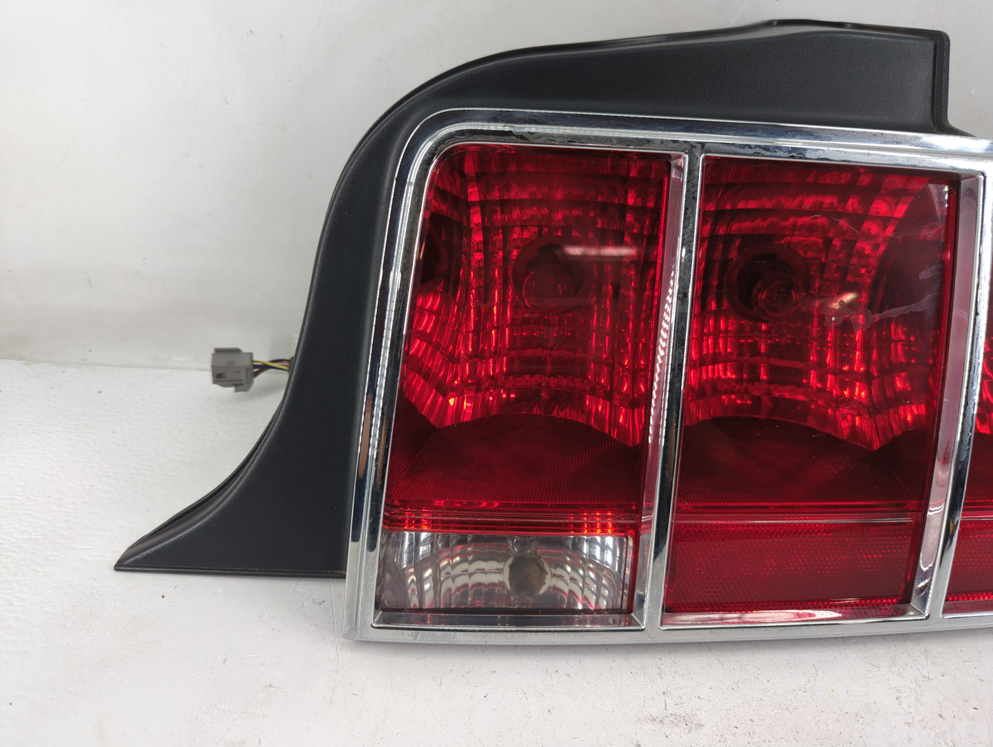 2005-2009 Ford Mustang Tail Light Assembly Passenger Right OEM P/N:13A412-AB Fits Fits 2005 2006 2007 2008 2009 OEM Used Aut
