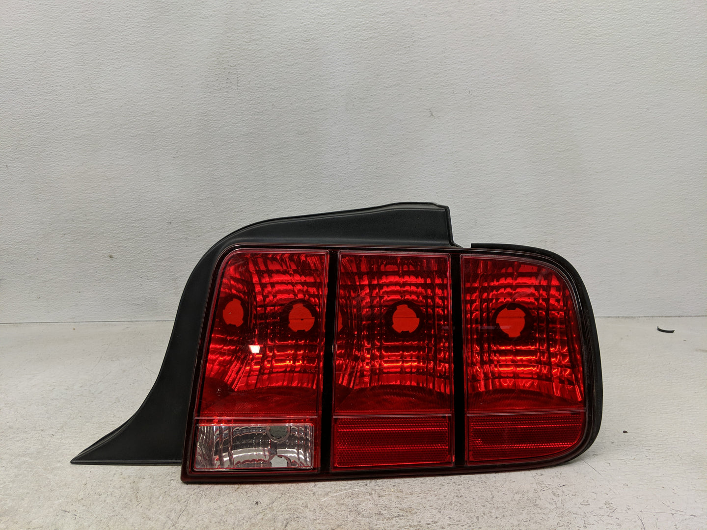 2005-2009 Ford Mustang Tail Light Assembly Passenger Right OEM Fits Fits 2005 2006 2007 2008 2009 OEM Used Auto Parts - Oemu