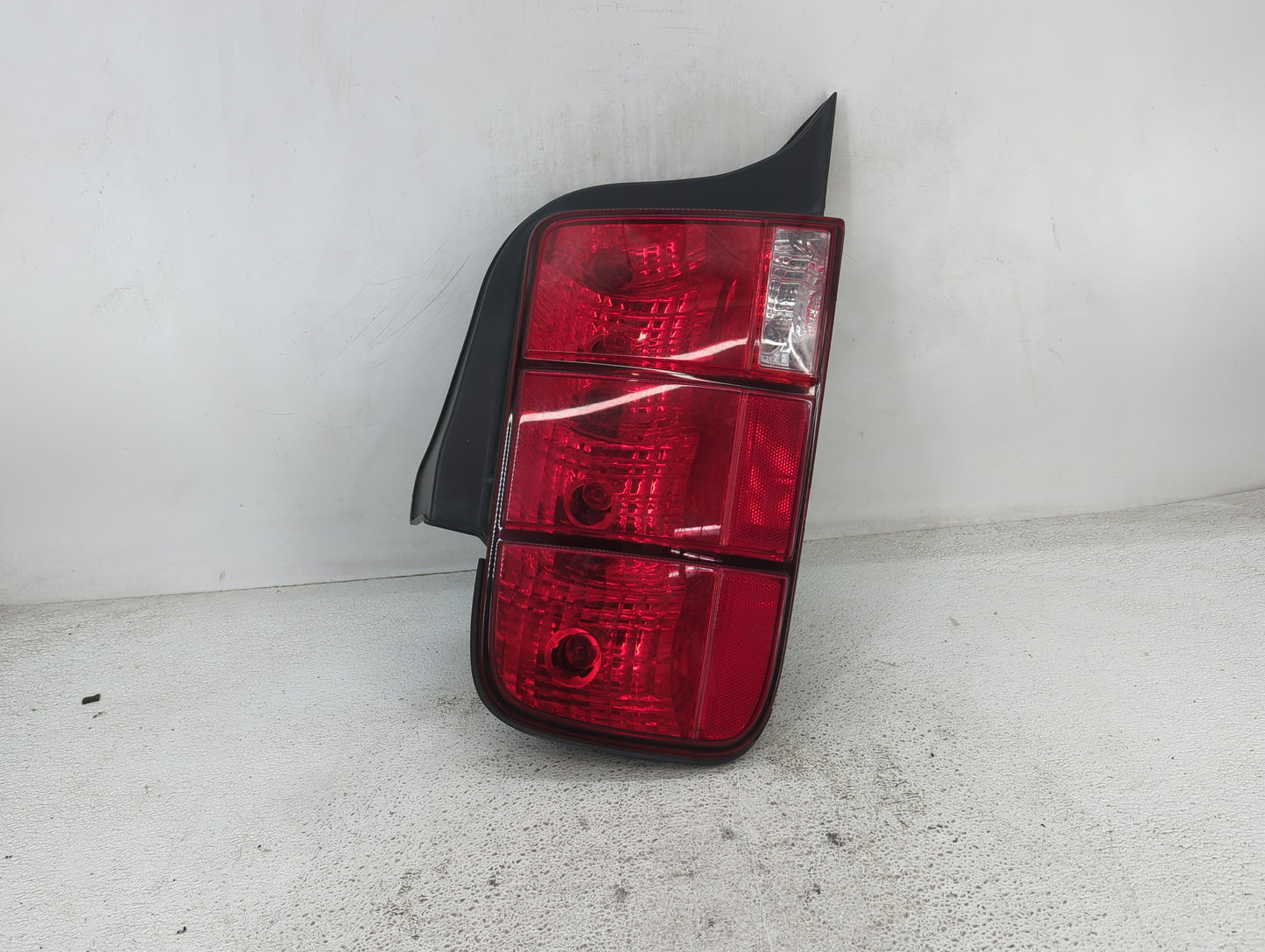 2005-2009 Ford Mustang Tail Light Assembly Driver Left OEM Fits Fits 2005 2006 2007 2008 2009 OEM Used Auto Parts - Oemuseda