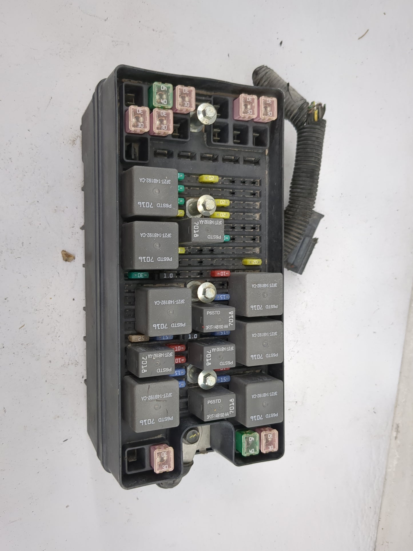 2005-2006 Ford Mustang Fusebox Fuse Box Panel Relay Module P/N:3F2T-14B192-CA 3F2T-14B192-AA, P6STD Fits Fits 2005 2006 OEM 
