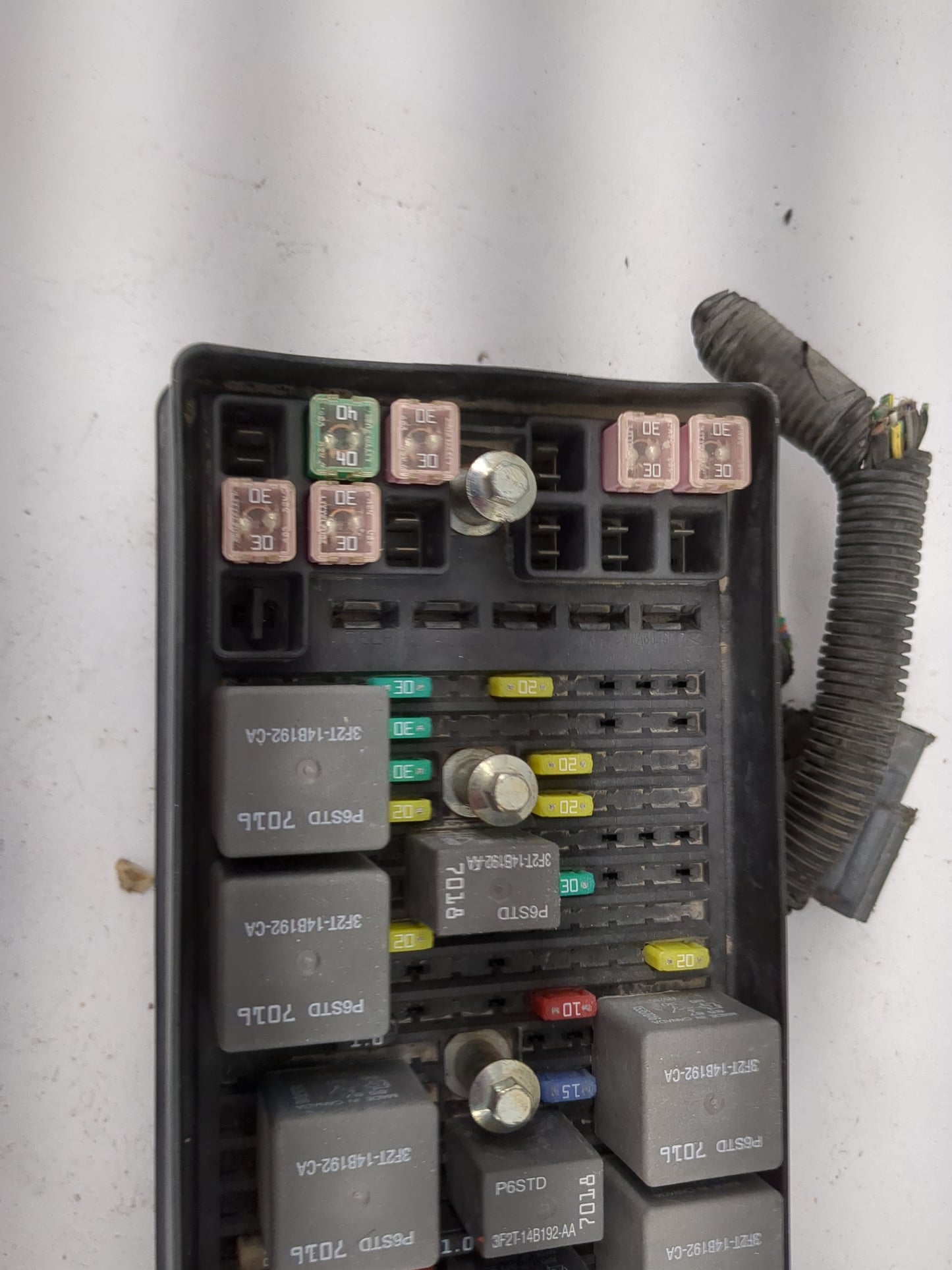 2005-2006 Ford Mustang Fusebox Fuse Box Panel Relay Module P/N:3F2T-14B192-CA 3F2T-14B192-AA, P6STD Fits Fits 2005 2006 OEM 