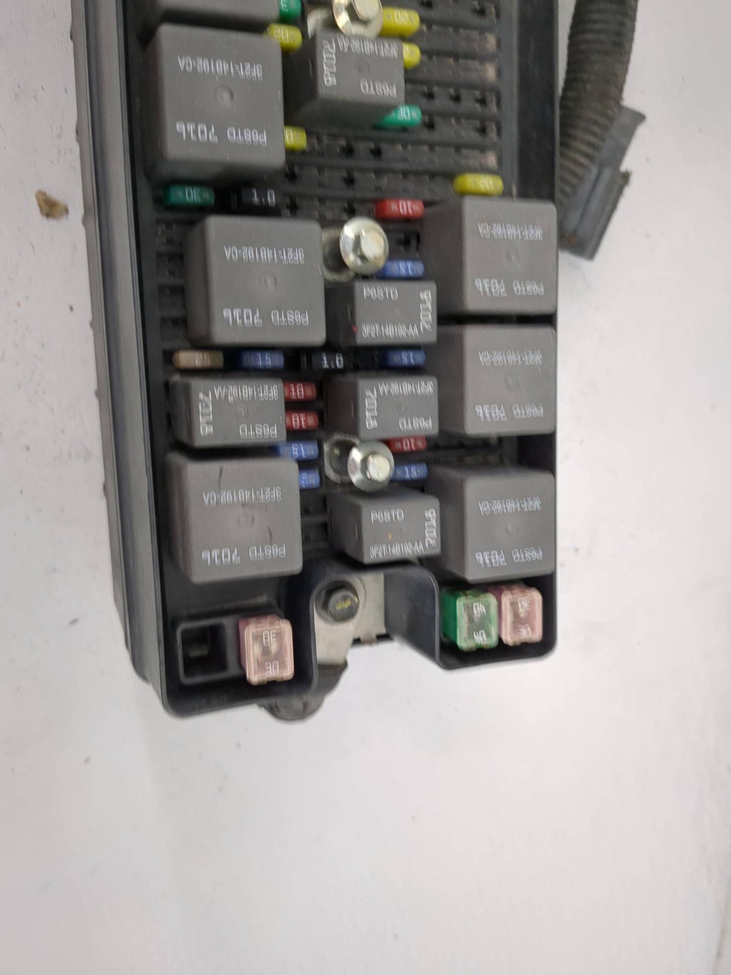 2005-2006 Ford Mustang Fusebox Fuse Box Panel Relay Module P/N:3F2T-14B192-CA 3F2T-14B192-AA, P6STD Fits Fits 2005 2006 OEM 