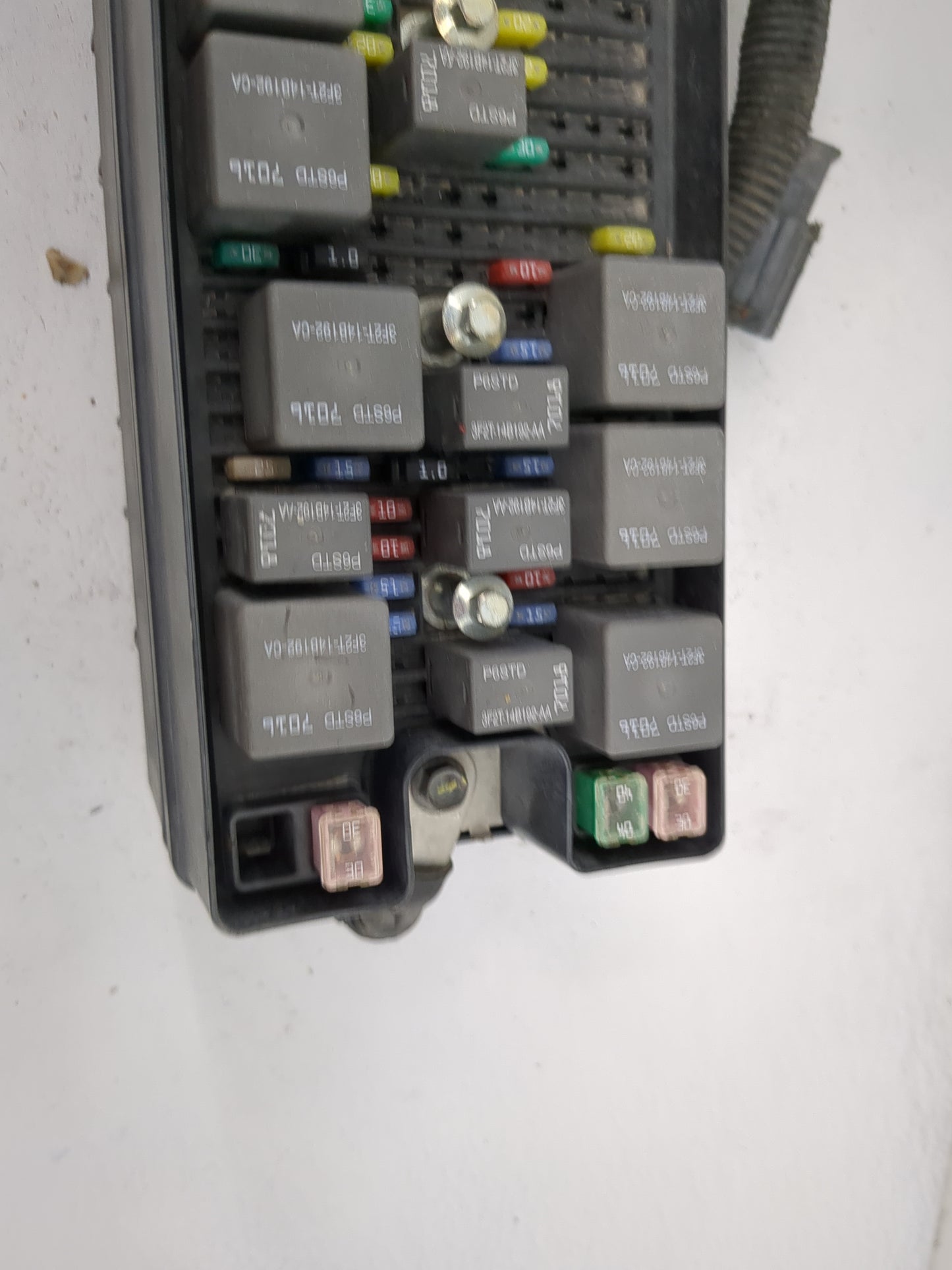 2005-2006 Ford Mustang Fusebox Fuse Box Panel Relay Module P/N:3F2T-14B192-CA 3F2T-14B192-AA, P6STD Fits Fits 2005 2006 OEM 