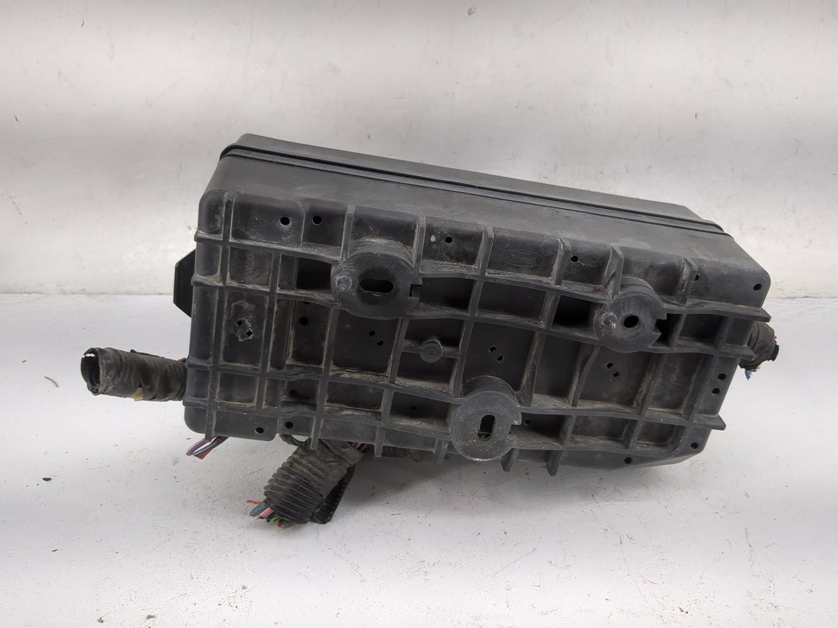 2005-2006 Ford Mustang Fusebox Fuse Box Panel Relay Module P/N:3F2T-14B192-CA 3F2T-14B192-AA, P6STD Fits Fits 2005 2006 OEM 