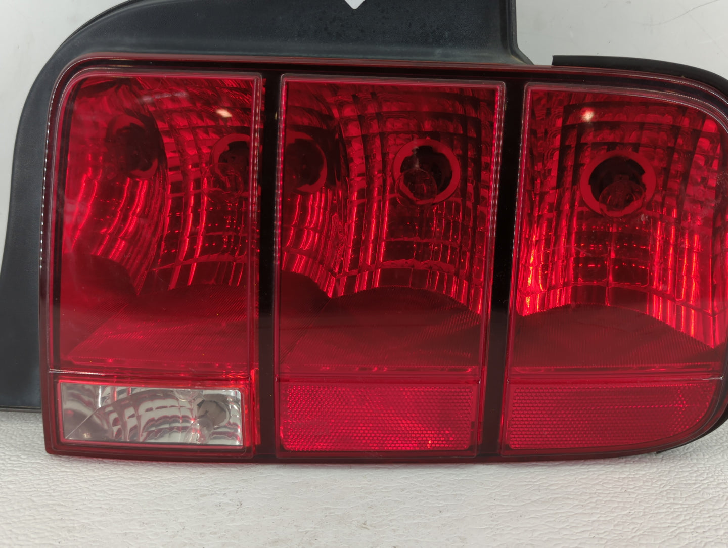 2005-2009 Ford Mustang Tail Light Assembly Passenger Right OEM P/N:4R3T-13A412-G28 8R33-13B504-AB Fits OEM Used Auto Parts -