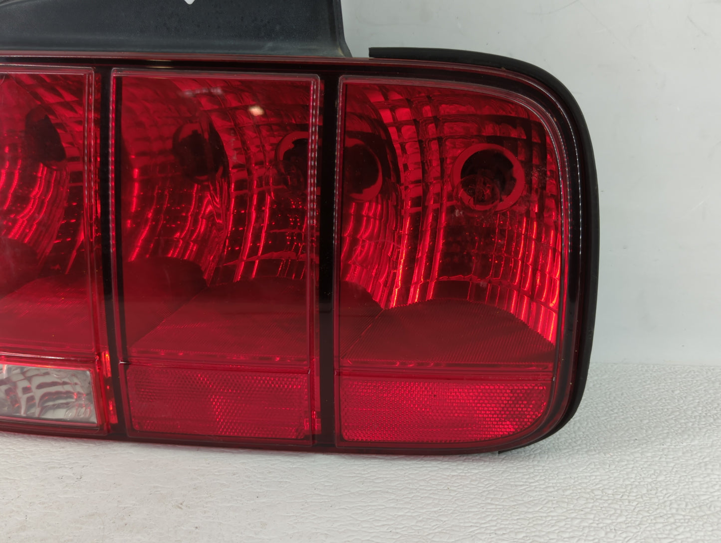 2005-2009 Ford Mustang Tail Light Assembly Passenger Right OEM P/N:4R3T-13A412-G28 8R33-13B504-AB Fits OEM Used Auto Parts -