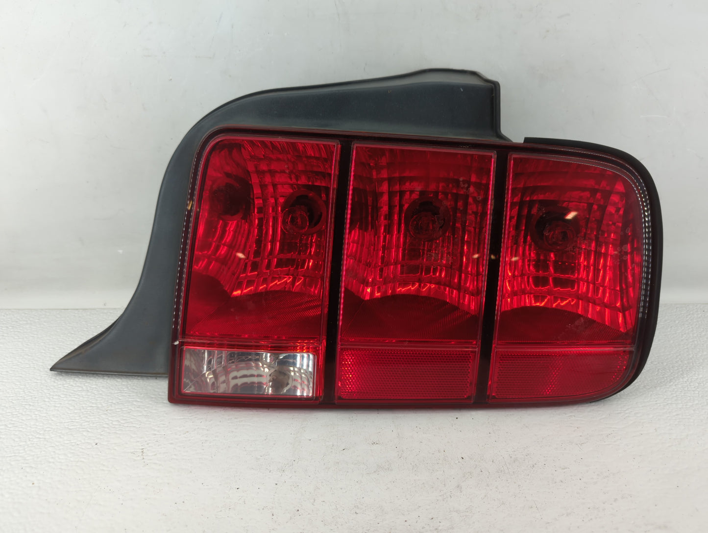 2005-2009 Ford Mustang Tail Light Assembly Passenger Right OEM Fits Fits 2005 2006 2007 2008 2009 OEM Used Auto Parts - Oemu