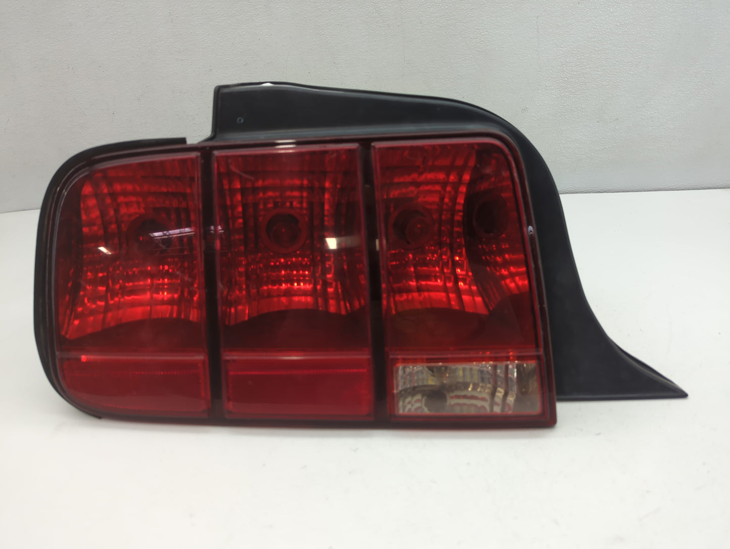 2005-2009 Ford Mustang Tail Light Assembly Driver Left OEM P/N:8R33-13B505-AB Fits Fits 2005 2006 2007 2008 2009 OEM Used Au