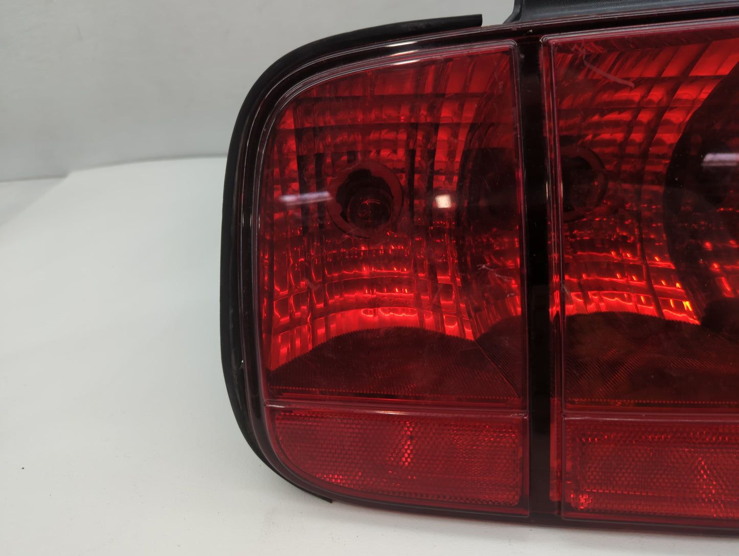 2005-2009 Ford Mustang Tail Light Assembly Driver Left OEM P/N:8R33-13B505-AB Fits Fits 2005 2006 2007 2008 2009 OEM Used Au