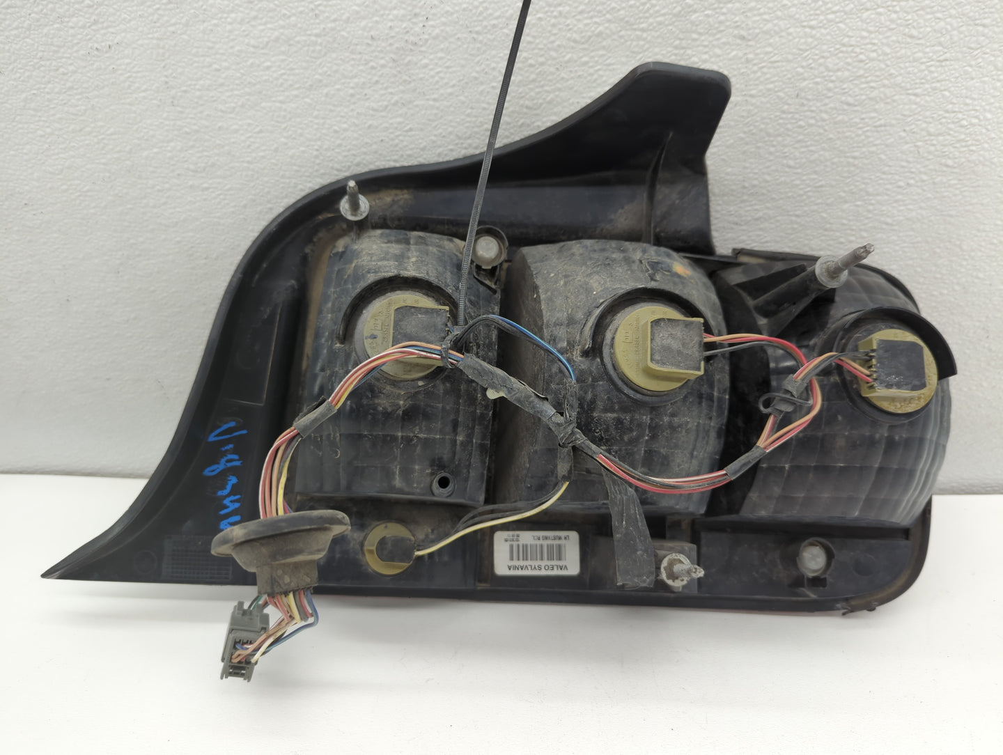 2005-2009 Ford Mustang Tail Light Assembly Driver Left OEM P/N:8R33-13B505-AB Fits Fits 2005 2006 2007 2008 2009 OEM Used Au