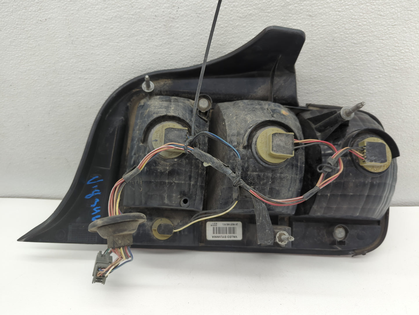 2005-2009 Ford Mustang Tail Light Assembly Driver Left OEM P/N:8R33-13B505-AB Fits Fits 2005 2006 2007 2008 2009 OEM Used Au