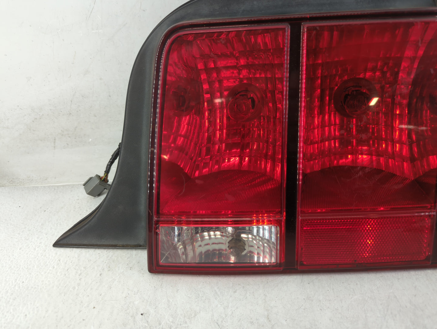 2005-2009 Ford Mustang Tail Light Assembly Passenger Right OEM P/N:6R3T-13A412-AA Fits Fits 2005 2006 2007 2008 2009 OEM Use
