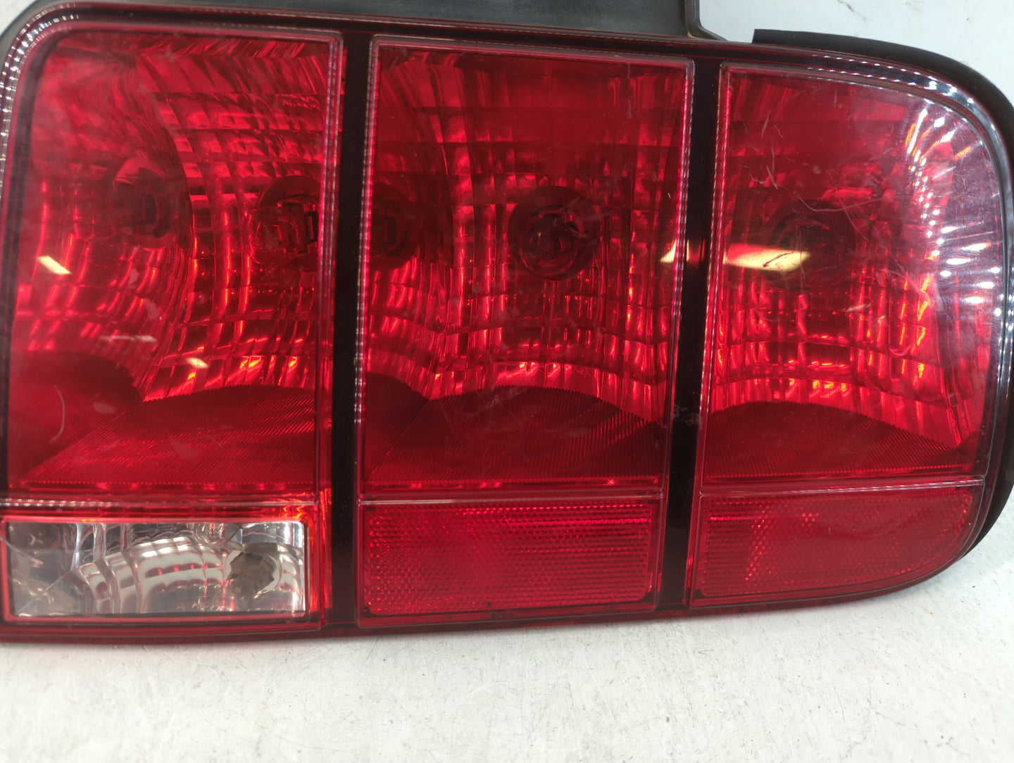 2005-2009 Ford Mustang Tail Light Assembly Passenger Right OEM P/N:6R3T-13A412-AA Fits Fits 2005 2006 2007 2008 2009 OEM Use