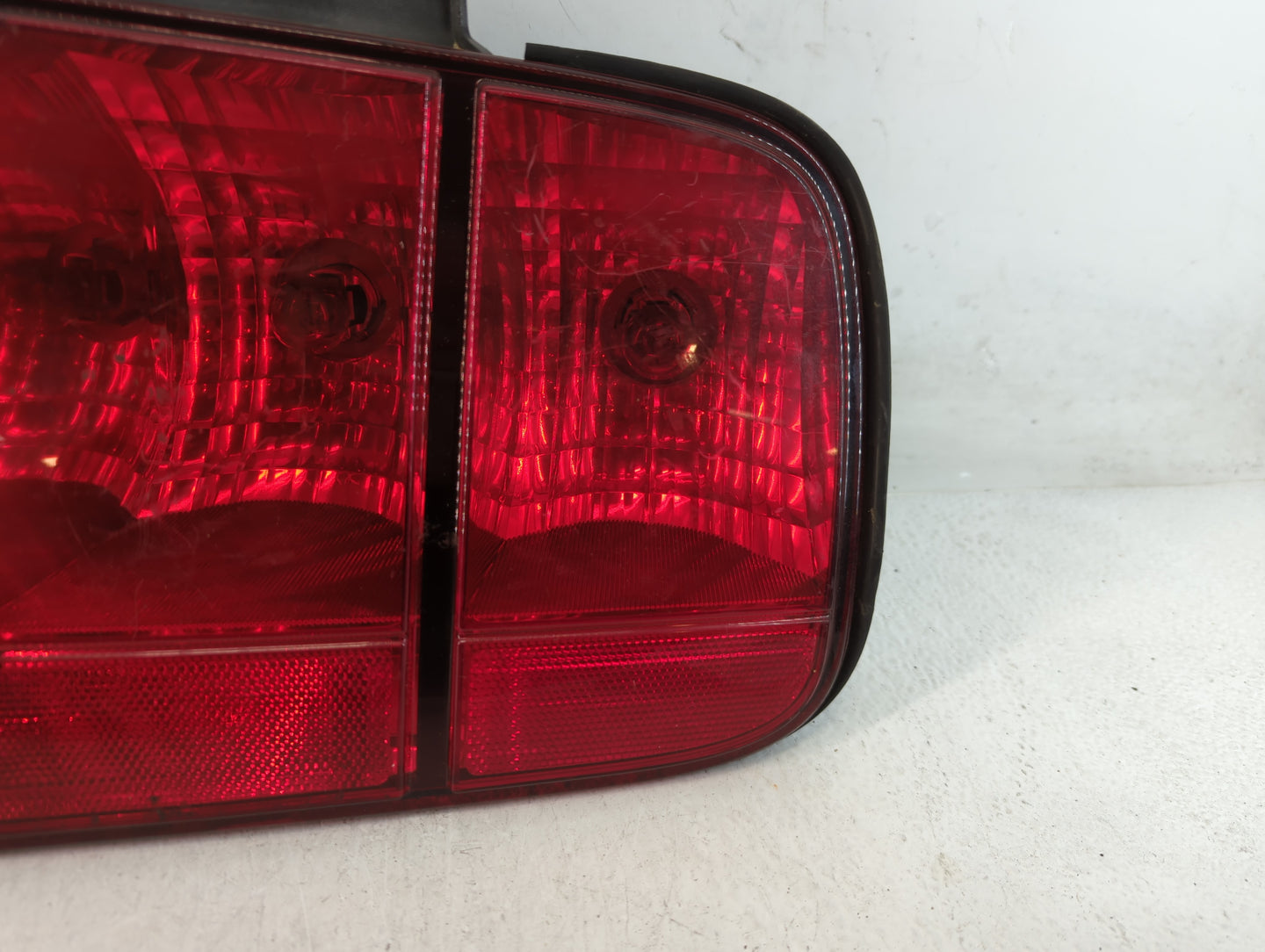 2005-2009 Ford Mustang Tail Light Assembly Passenger Right OEM P/N:6R3T-13A412-AA Fits Fits 2005 2006 2007 2008 2009 OEM Use