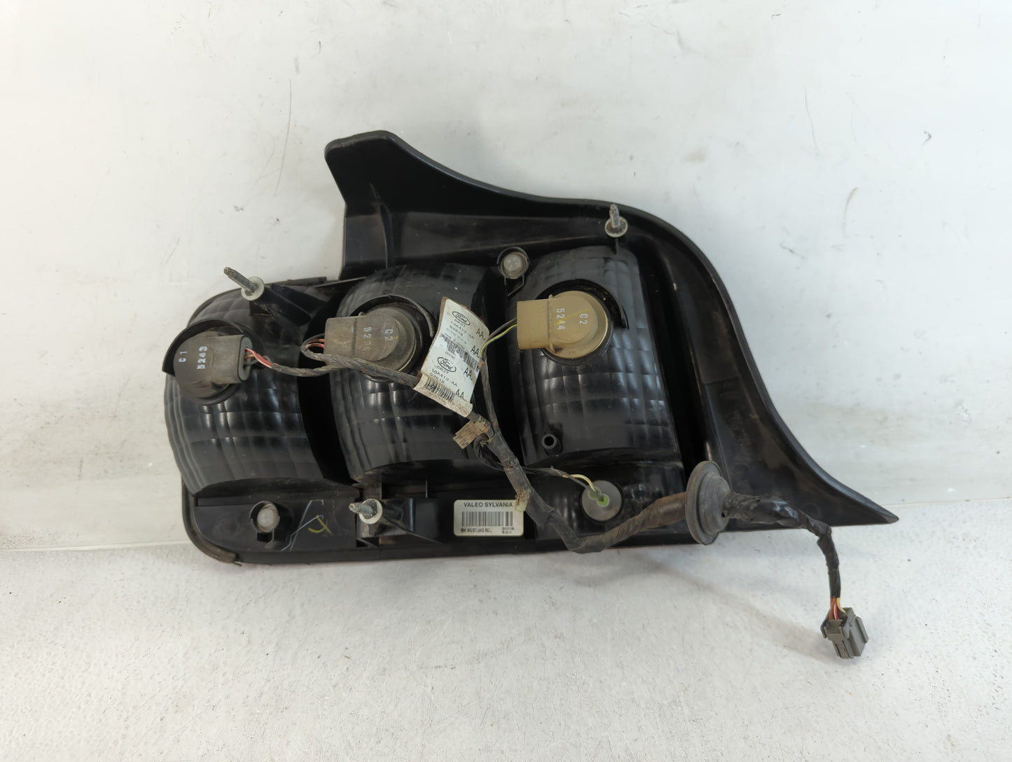 2005-2009 Ford Mustang Tail Light Assembly Passenger Right OEM P/N:6R3T-13A412-AA Fits Fits 2005 2006 2007 2008 2009 OEM Use