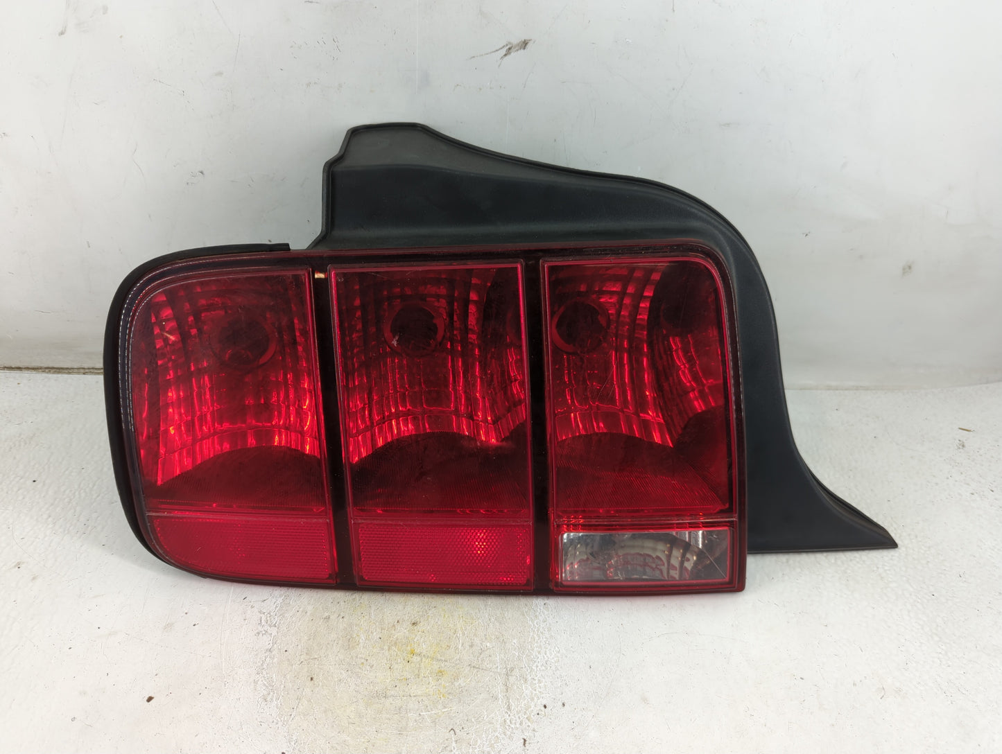 2005-2009 Ford Mustang Tail Light Assembly Driver Left OEM Fits Fits 2005 2006 2007 2008 2009 OEM Used Auto Parts - Oemuseda