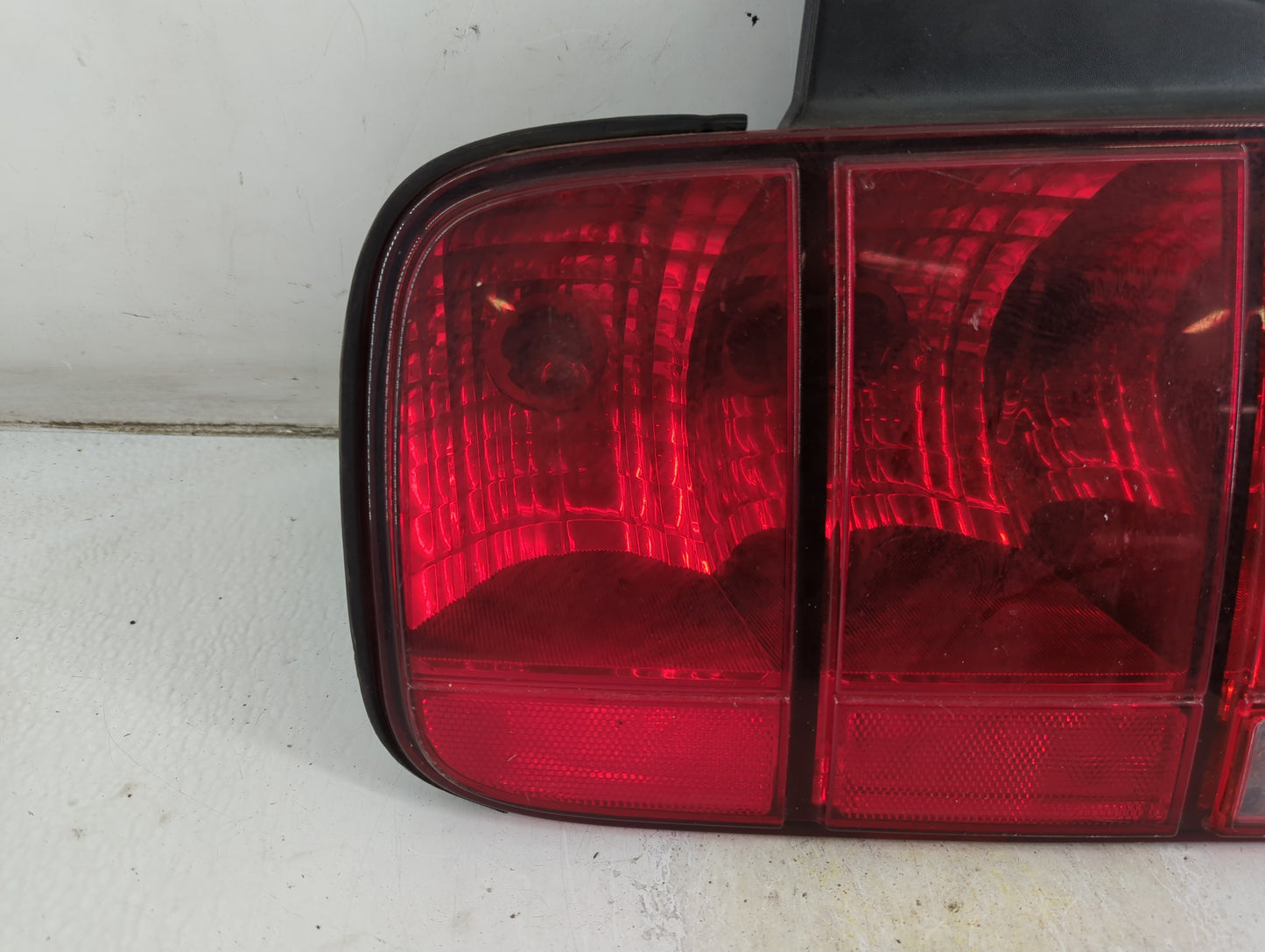 2005-2009 Ford Mustang Tail Light Assembly Driver Left OEM Fits Fits 2005 2006 2007 2008 2009 OEM Used Auto Parts - Oemuseda