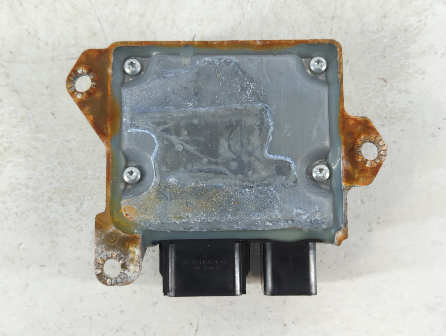 2005-2006 Ford Mustang Radio AM FM Cd Player Receiver Replacement P/N:6R33-14B321-AB Fits Fits 2005 2006 OEM Used Auto Parts