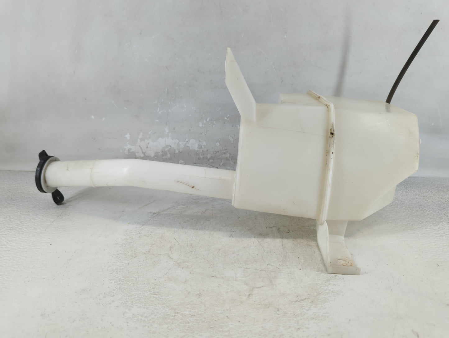 2005-2009 Ford Mustang Windshield Washer Fluid Reservoir Bottle Oem - Oemusedautoparts1.com