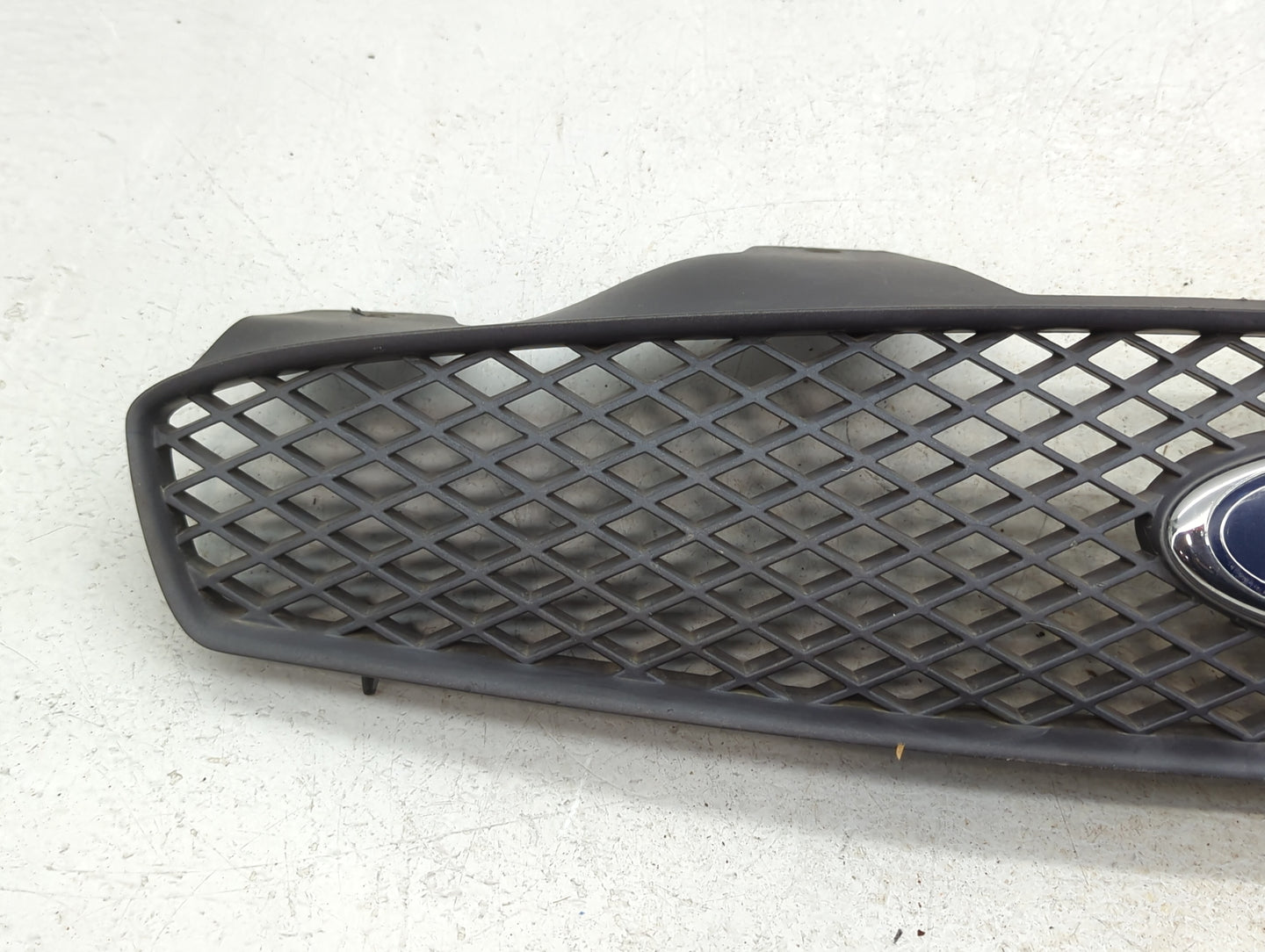 2004-2007 Ford Taurus Front Bumper Grille Cover - Oemusedautoparts1.com