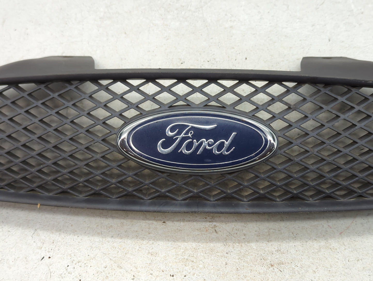 2004-2007 Ford Taurus Front Bumper Grille Cover - Oemusedautoparts1.com