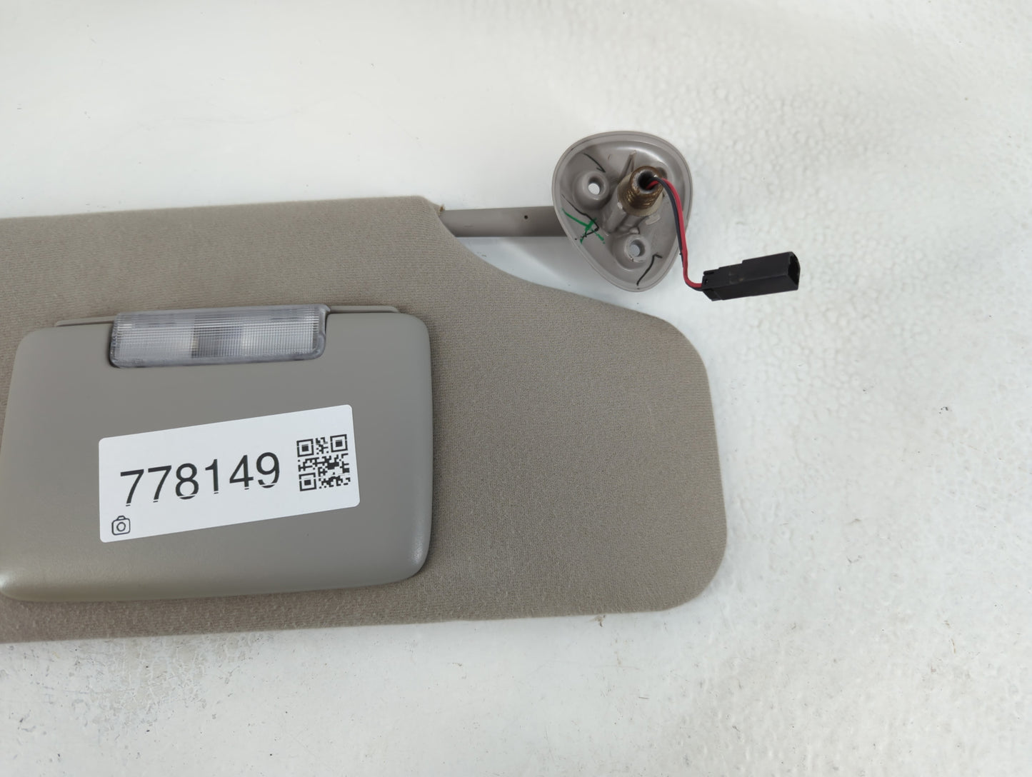 2004-2007 Ford Taurus Sun Visor Shade Replacement Passenger Right Mirror Fits Fits 2004 2005 2006 2007 OEM Used Auto Parts -