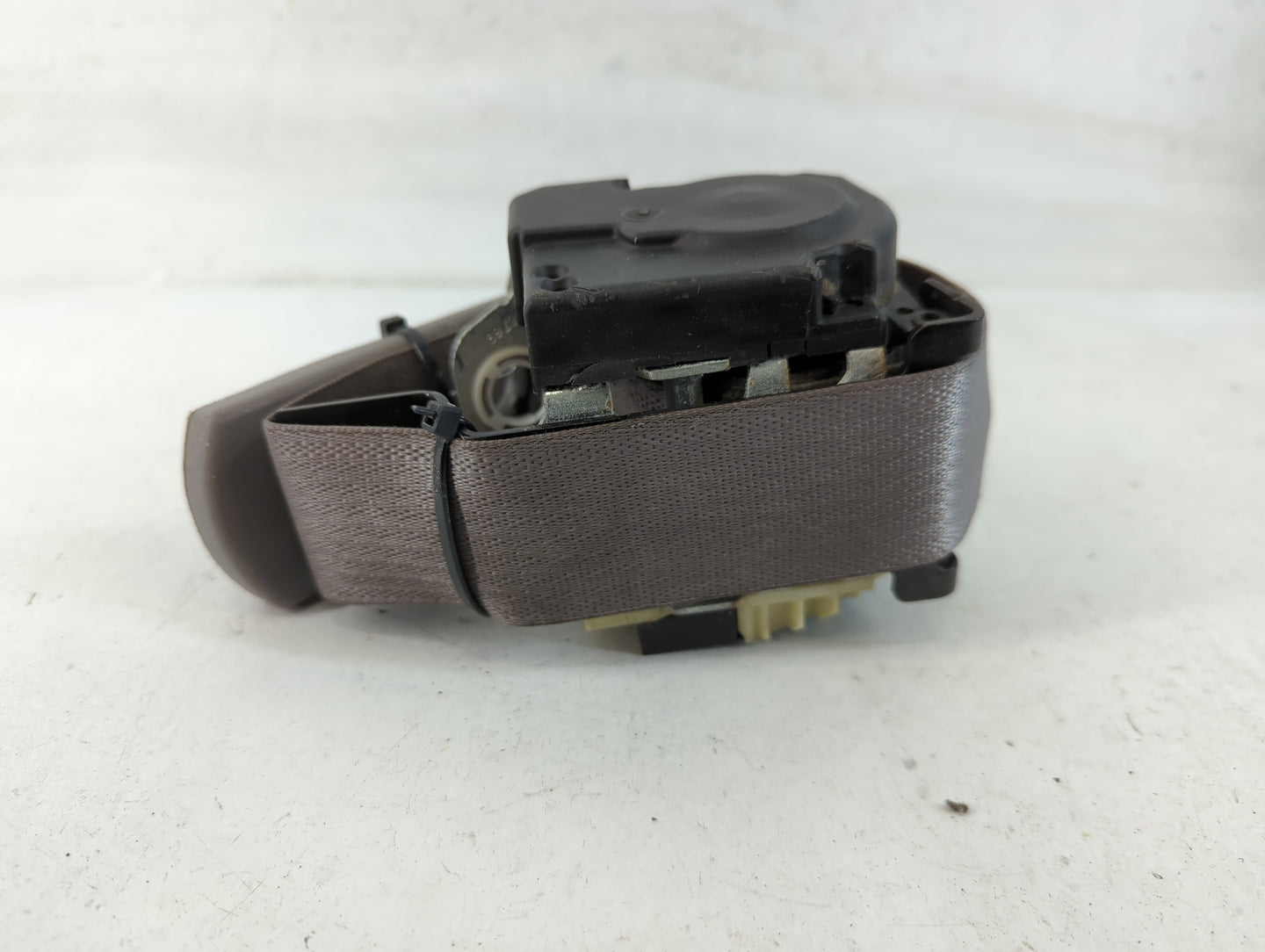 2004-2007 Ford Taurus Passenger Front Seatbelt Retractor - Oemusedautoparts1.com