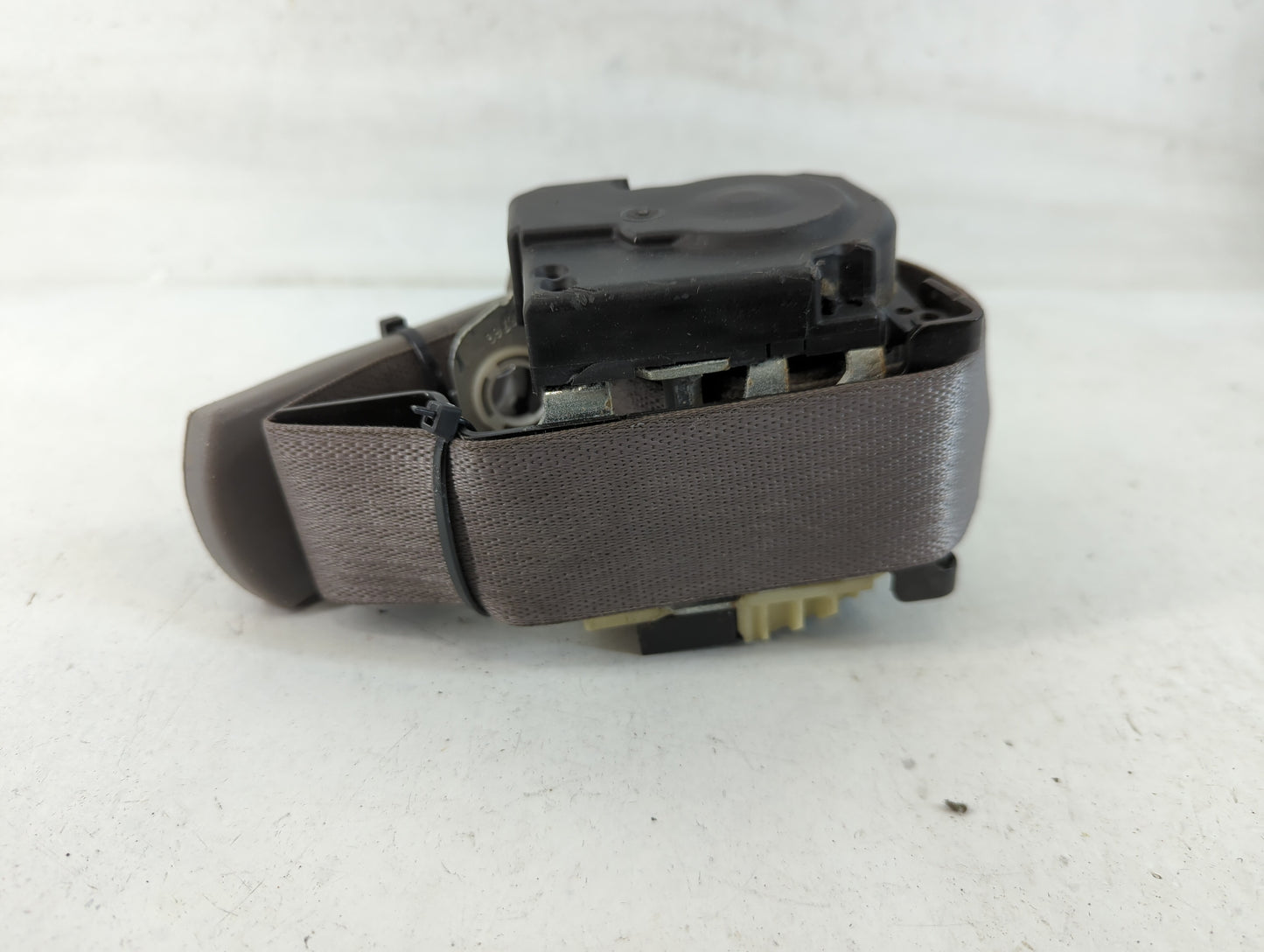 2004-2007 Ford Taurus Passenger Front Seatbelt Retractor - Oemusedautoparts1.com