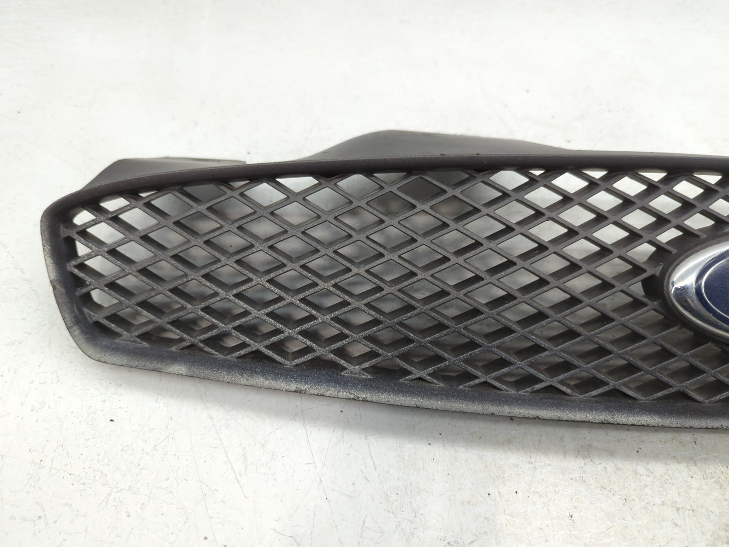 2004-2007 Ford Taurus Front Grille Bumper Not Included - Oemusedautoparts1.com