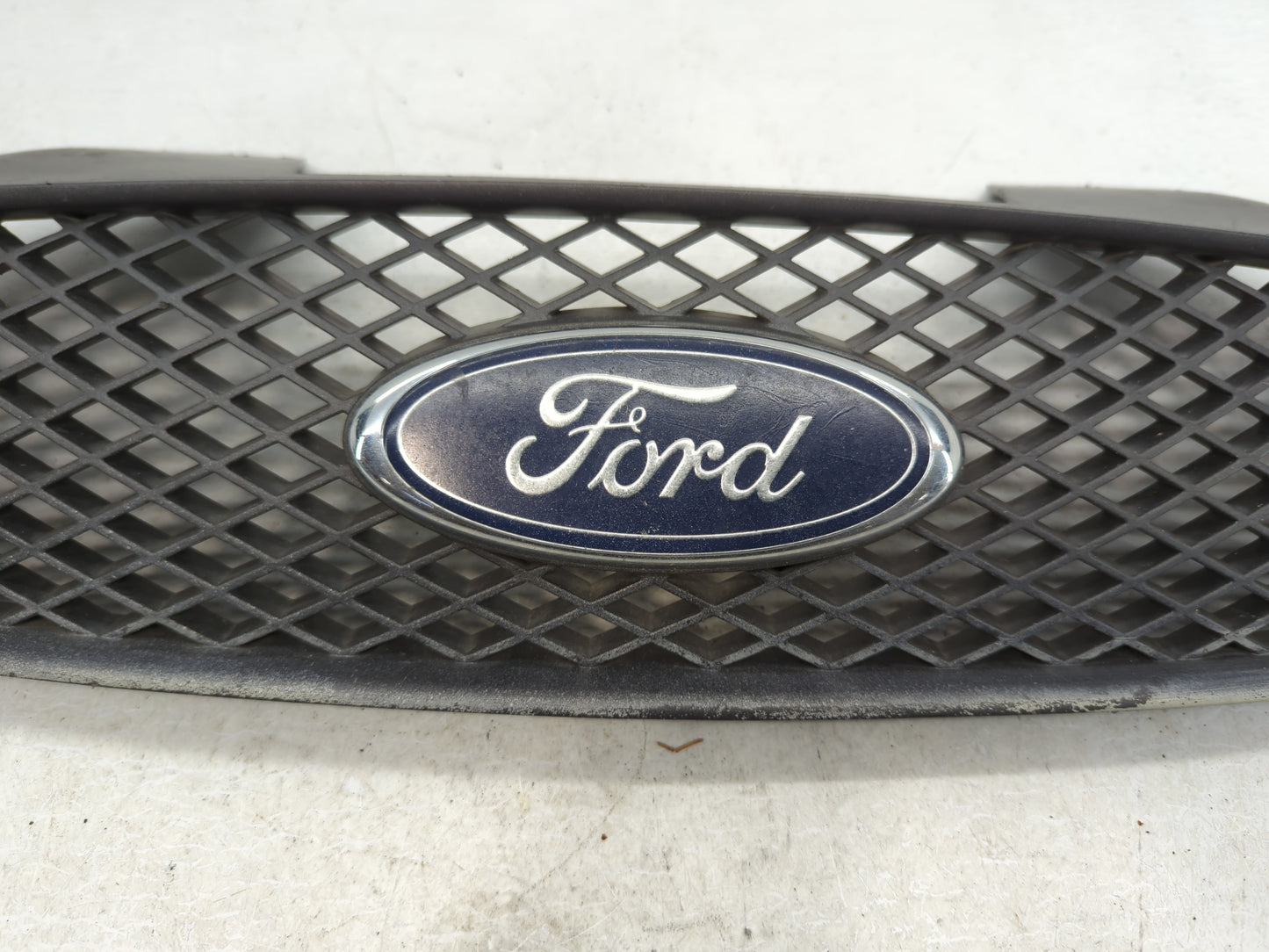 2004-2007 Ford Taurus Front Grille Bumper Not Included - Oemusedautoparts1.com