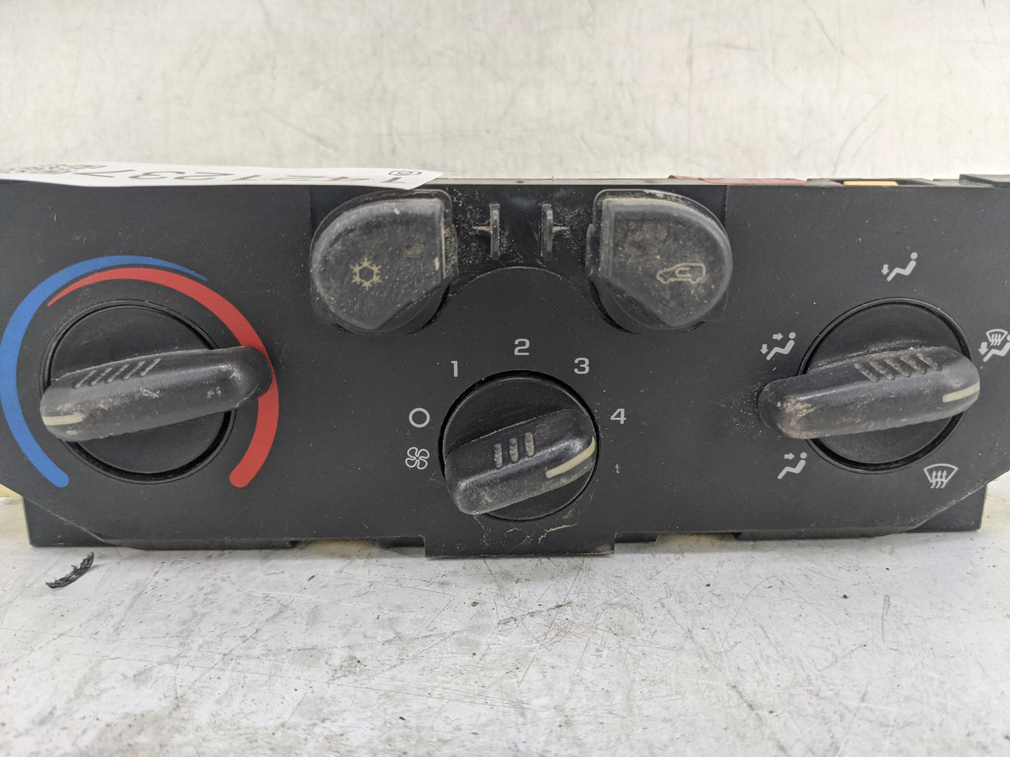 2004-2012 Gmc Canyon Climate Control Module Temperature AC/Heater Replacement P/N:15858833 Fits OEM Used Auto Parts - Oemuse