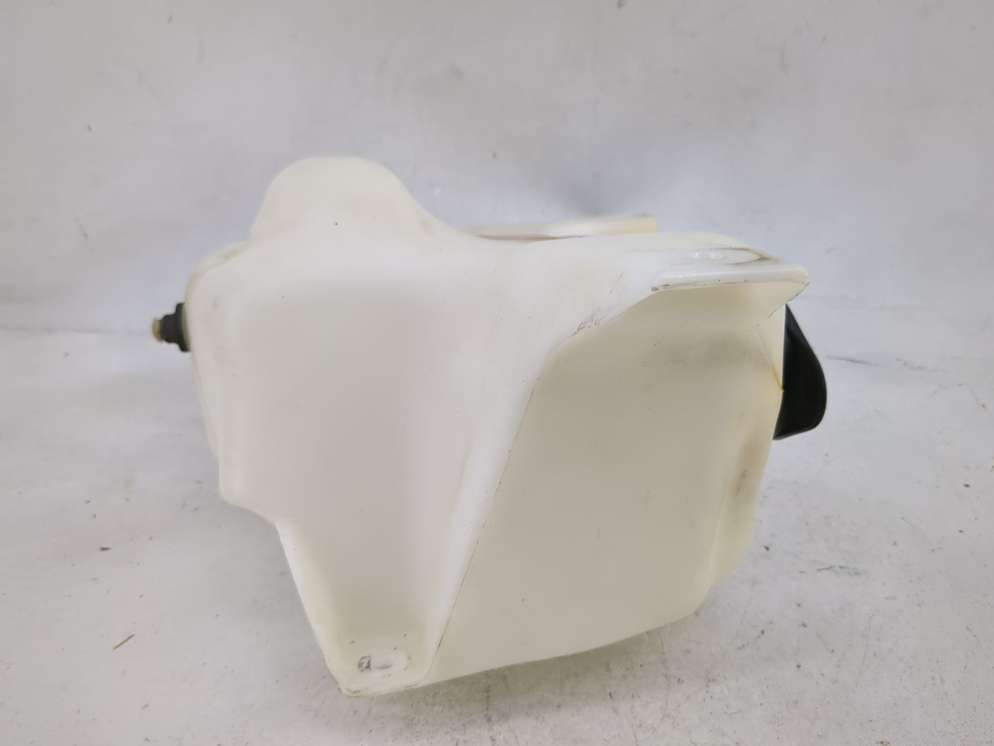 2004-2007 Gmc Canyon Windshield Washer Fluid Reservoir Bottle 1482142 - Oemusedautoparts1.com
