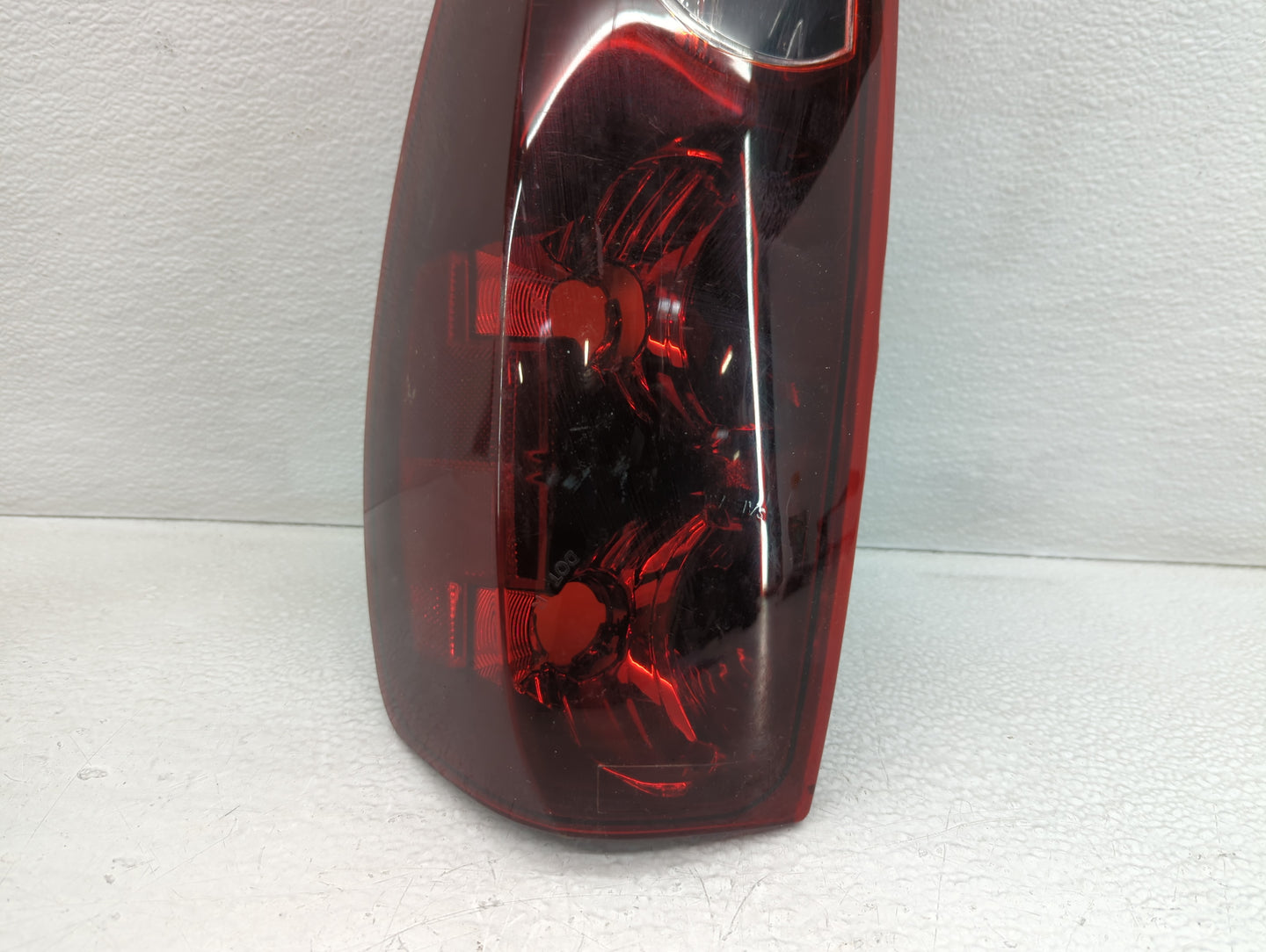 2004-2012 Gmc Canyon Tail Light Assembly Passenger Right OEM P/N:30426804 GM327-U000R Fits OEM Used Auto Parts - Oemusedauto