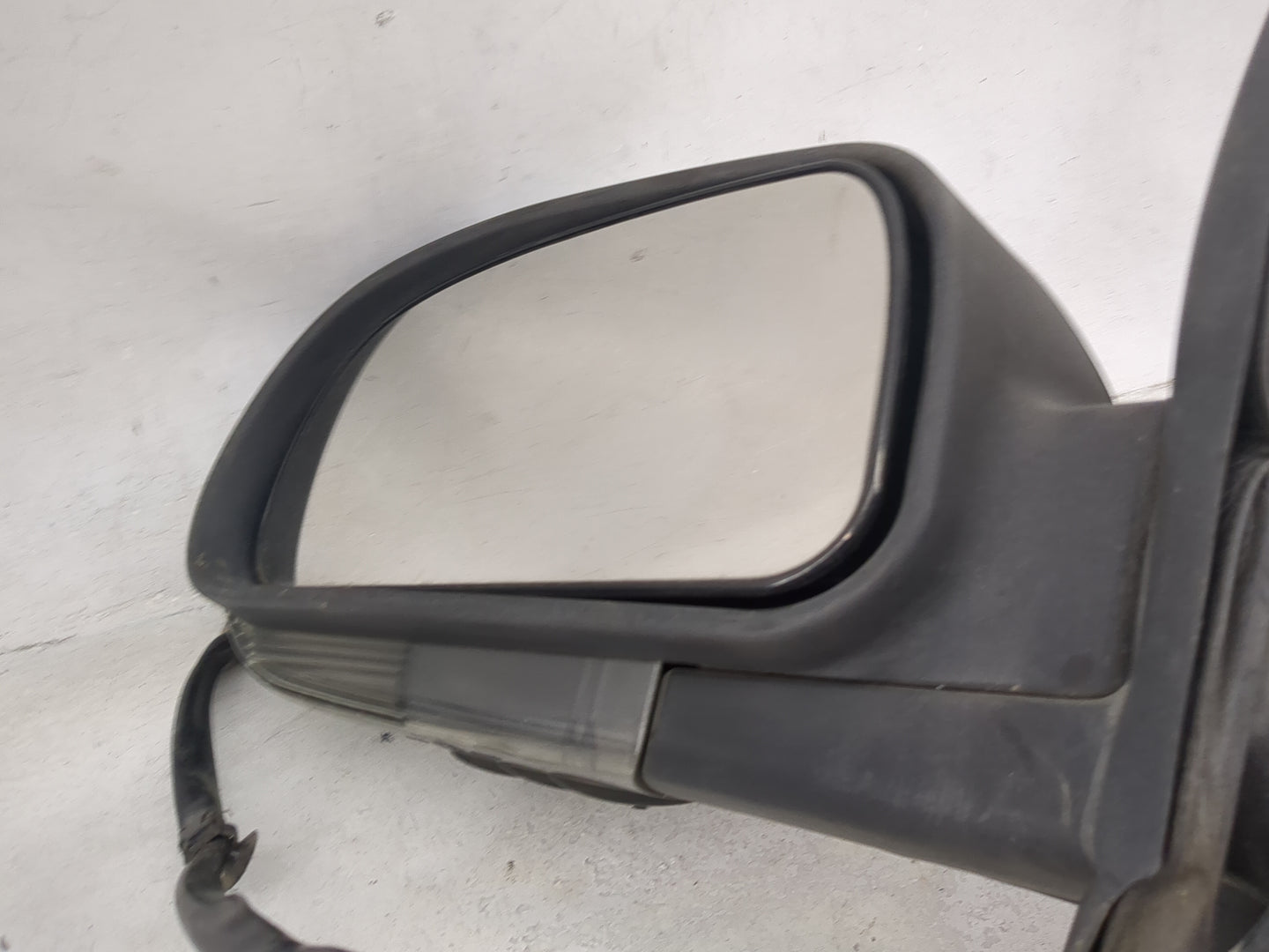 2006-2007 Gmc Envoy Driver Left Side View Manual Door Mirror - Oemusedautoparts1.com