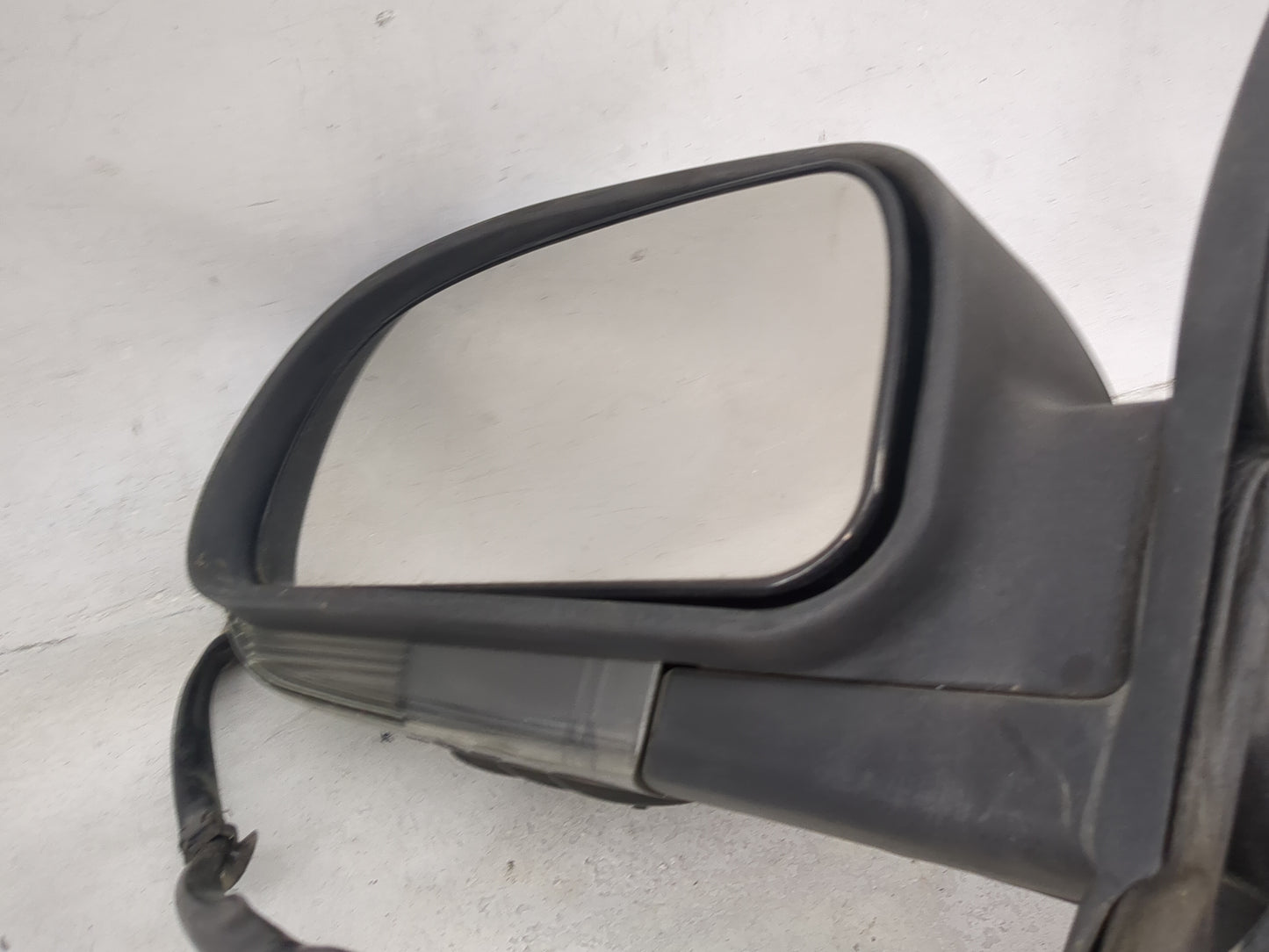 2006-2007 Gmc Envoy Driver Left Side View Manual Door Mirror - Oemusedautoparts1.com