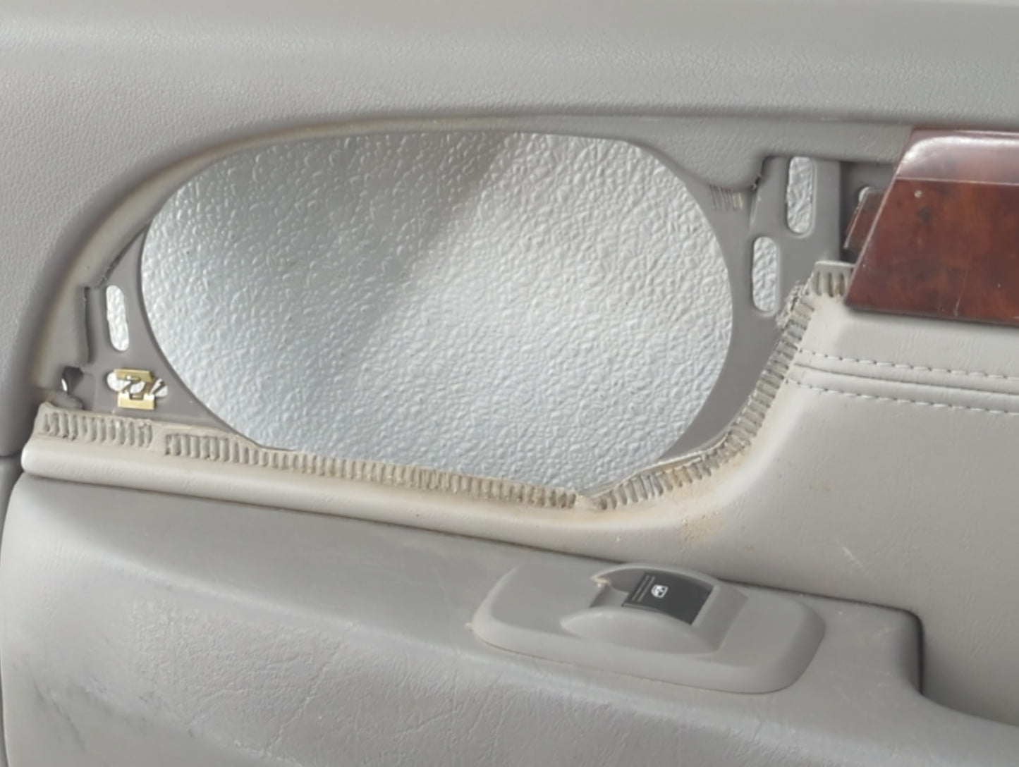 2006 Gmc Envoy Front Right Passenger Interior Door Panel Trim - Oemusedautoparts1.com