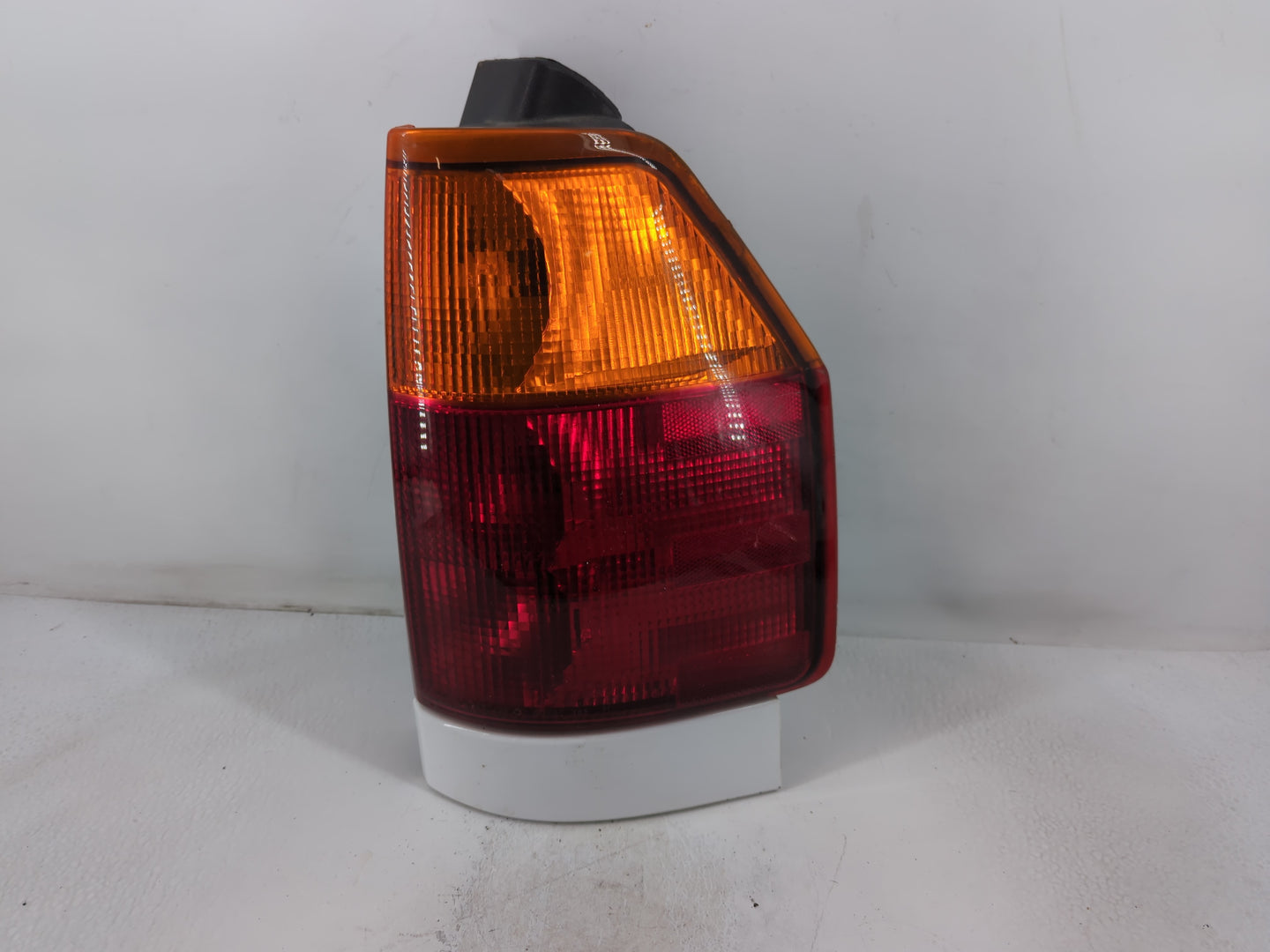 2002-2009 Gmc Envoy Rear Center Lid Brake Light Tail Light Fits Fits 2002 2003 2004 2005 2006 2007 2008 2009 OEM Used Auto P