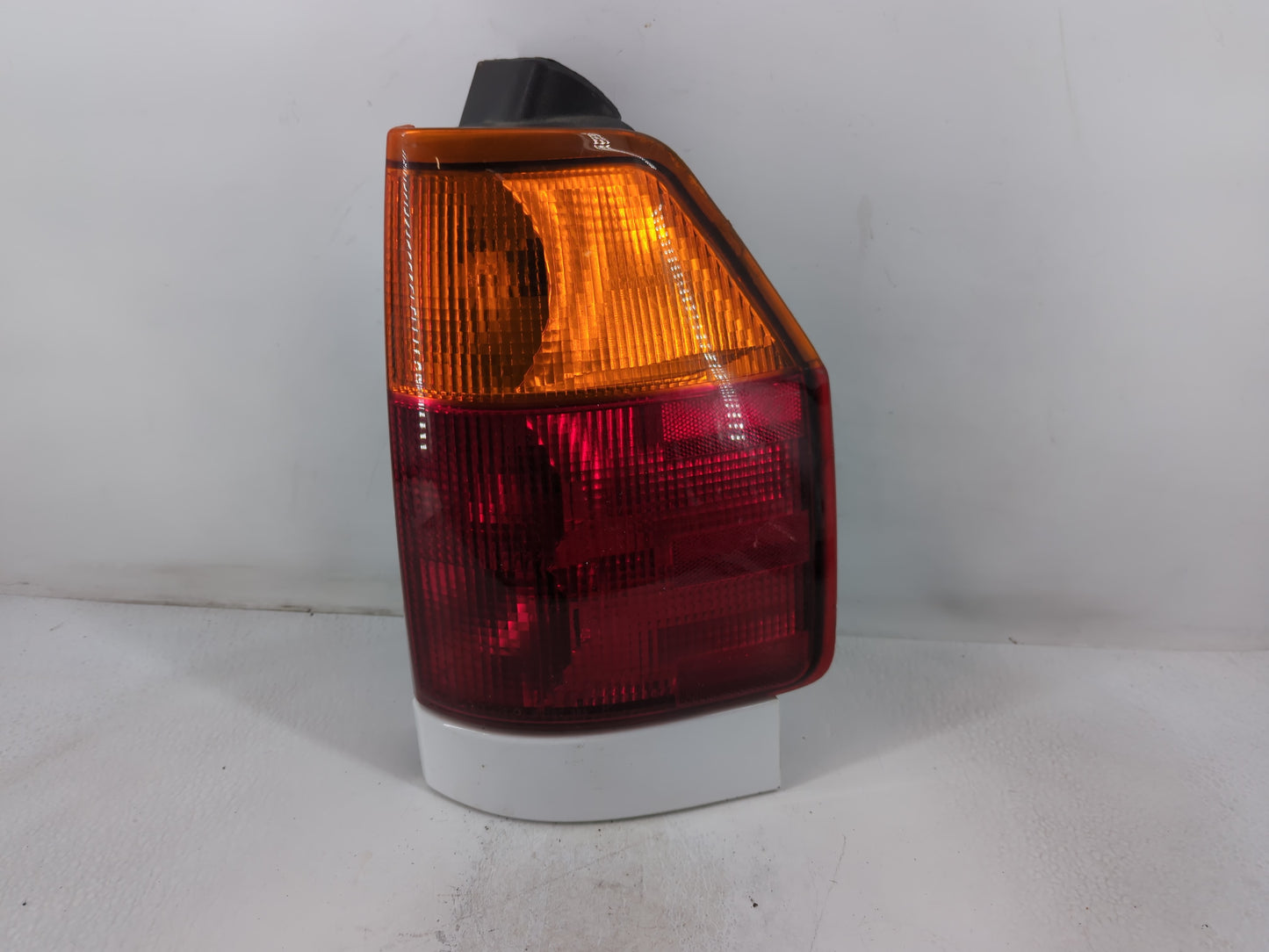 2002-2009 Gmc Envoy Rear Center Lid Brake Light Tail Light Fits Fits 2002 2003 2004 2005 2006 2007 2008 2009 OEM Used Auto P