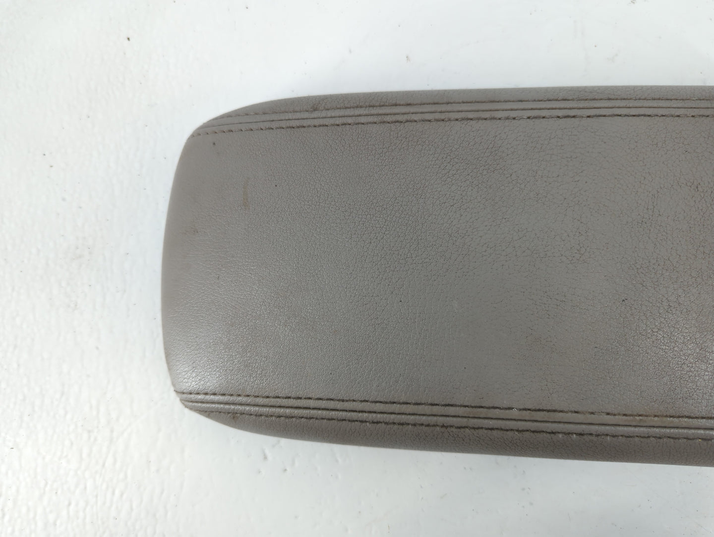 2006-2009 Gmc Envoy Center Console Armrest Cover Lid P/N:11021 Fits Fits 2006 2007 2008 2009 OEM Used Auto Parts - Oemusedau