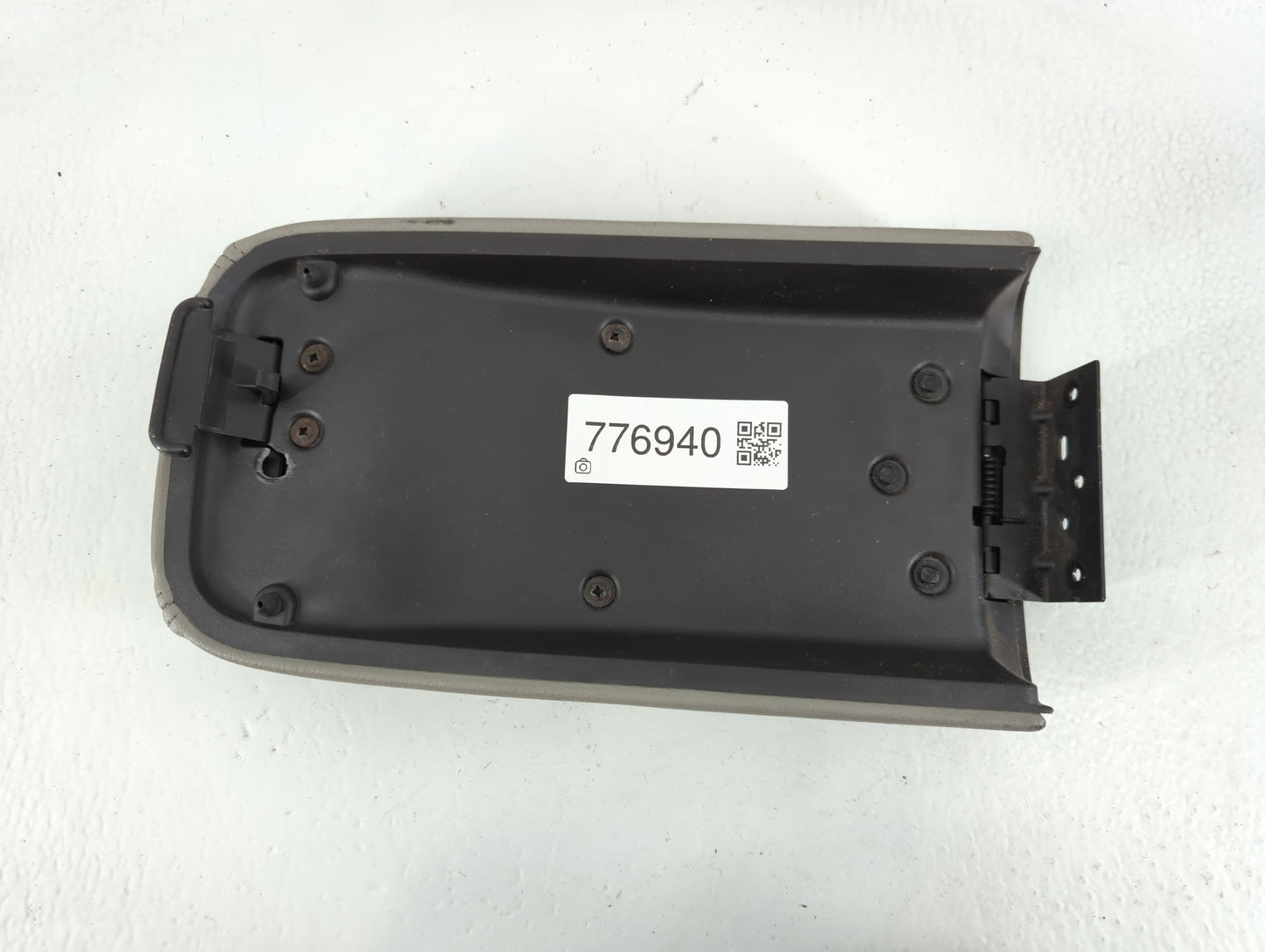 2006-2009 Gmc Envoy Center Console Armrest Cover Lid P/N:11021 Fits Fits 2006 2007 2008 2009 OEM Used Auto Parts - Oemusedau
