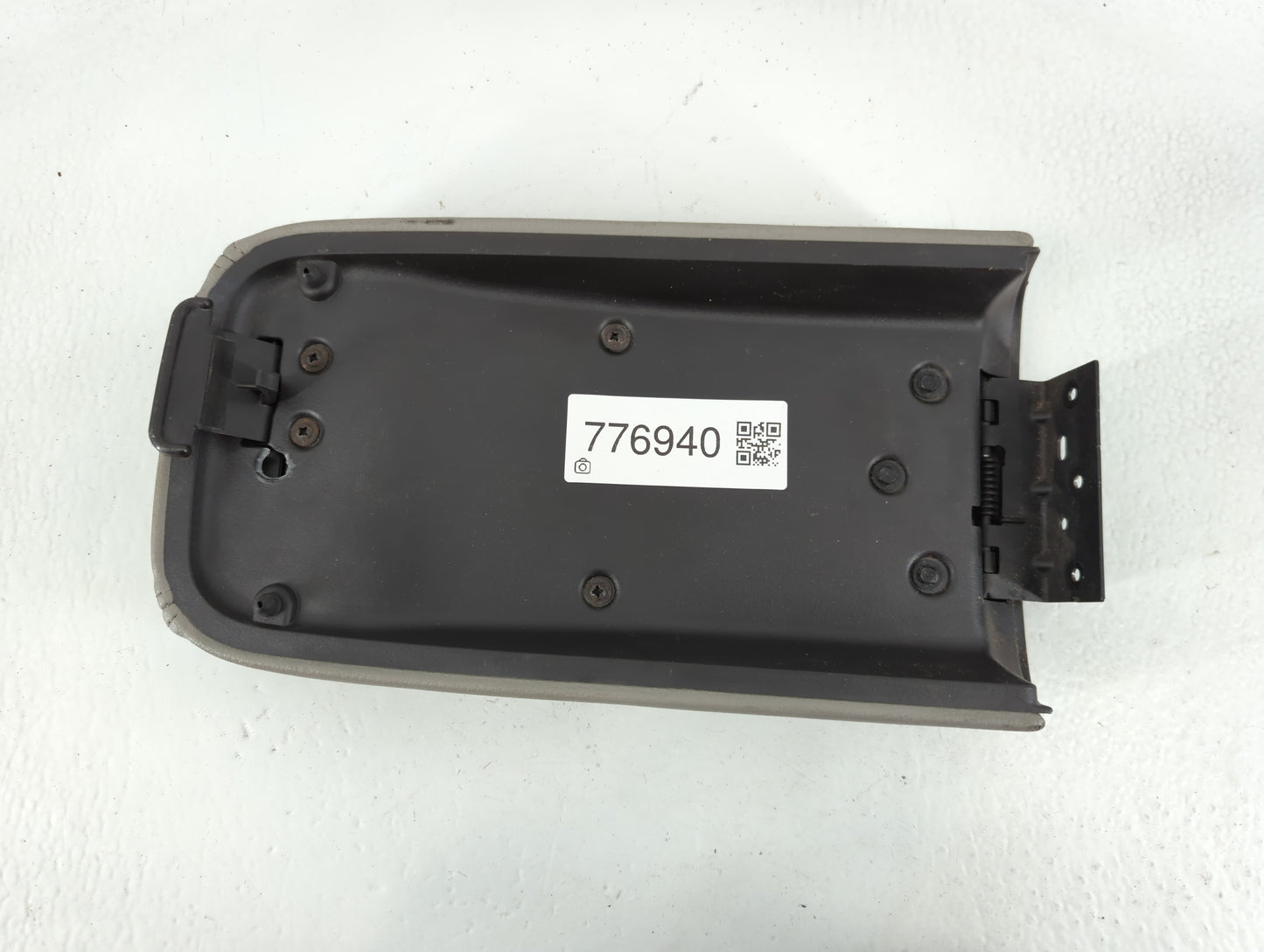 2006-2009 Gmc Envoy Center Console Armrest Cover Lid P/N:11021 Fits Fits 2006 2007 2008 2009 OEM Used Auto Parts - Oemusedau