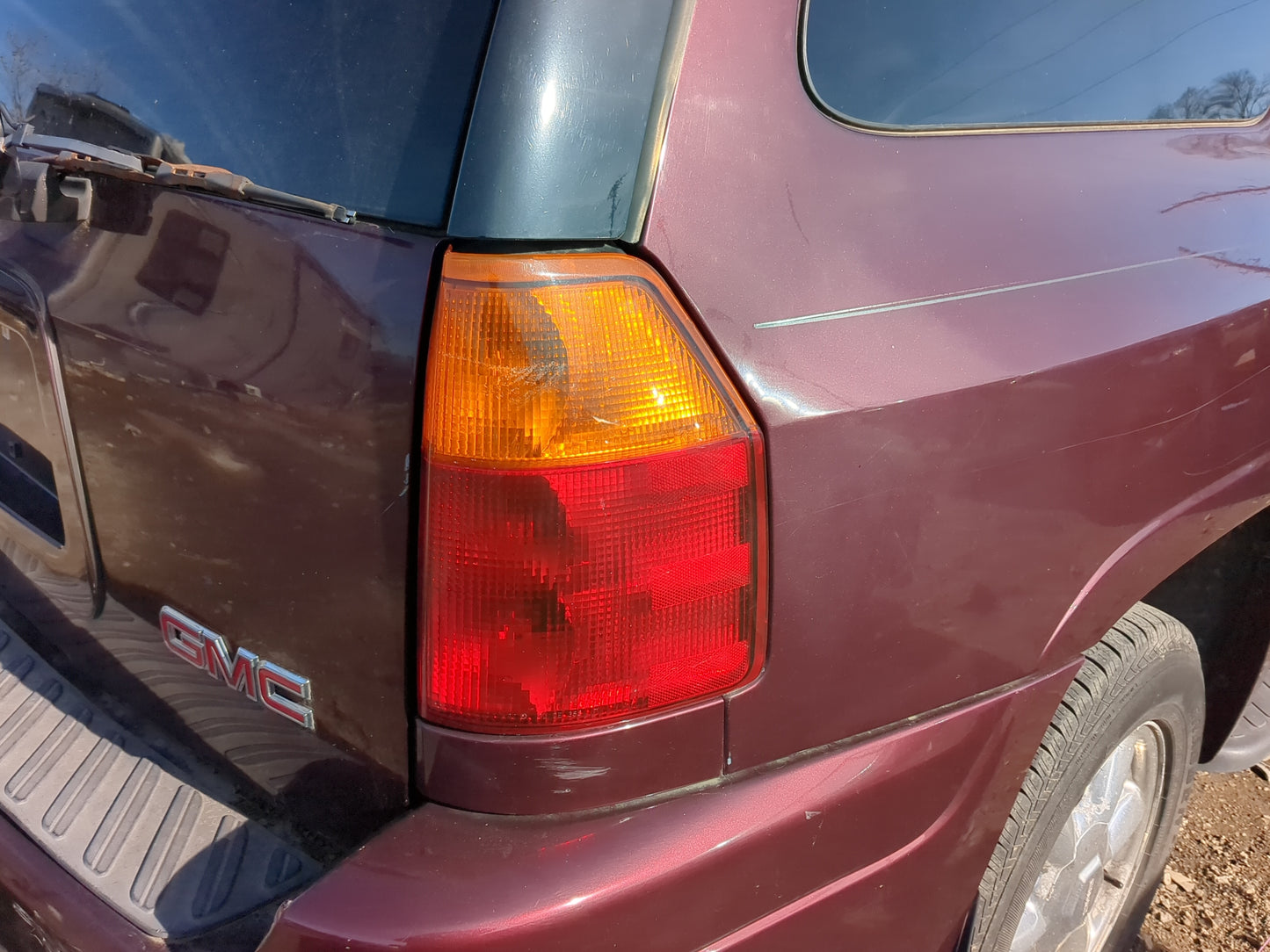 2002-2006 Gmc Envoy Xl Tail Light Assembly Passenger Right OEM Fits Fits 2002 2003 2004 2005 2006 2007 2008 2009 OEM Used Au