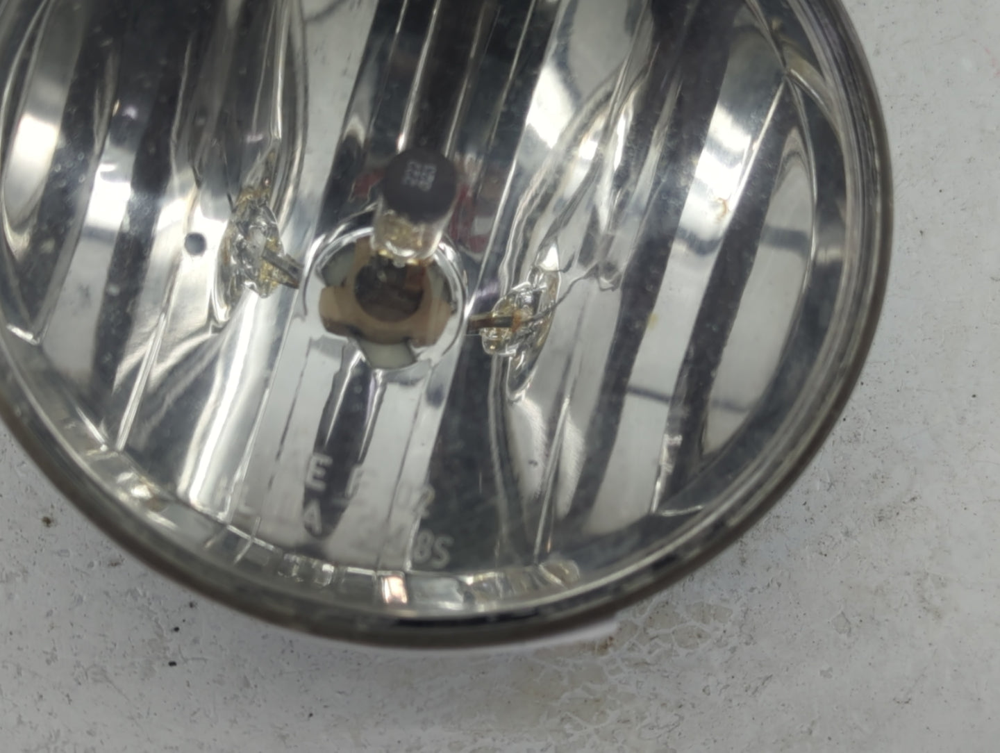 2002-2006 Gmc Envoy Xl Driver Left Oem Fog Light Lamp - Oemusedautoparts1.com