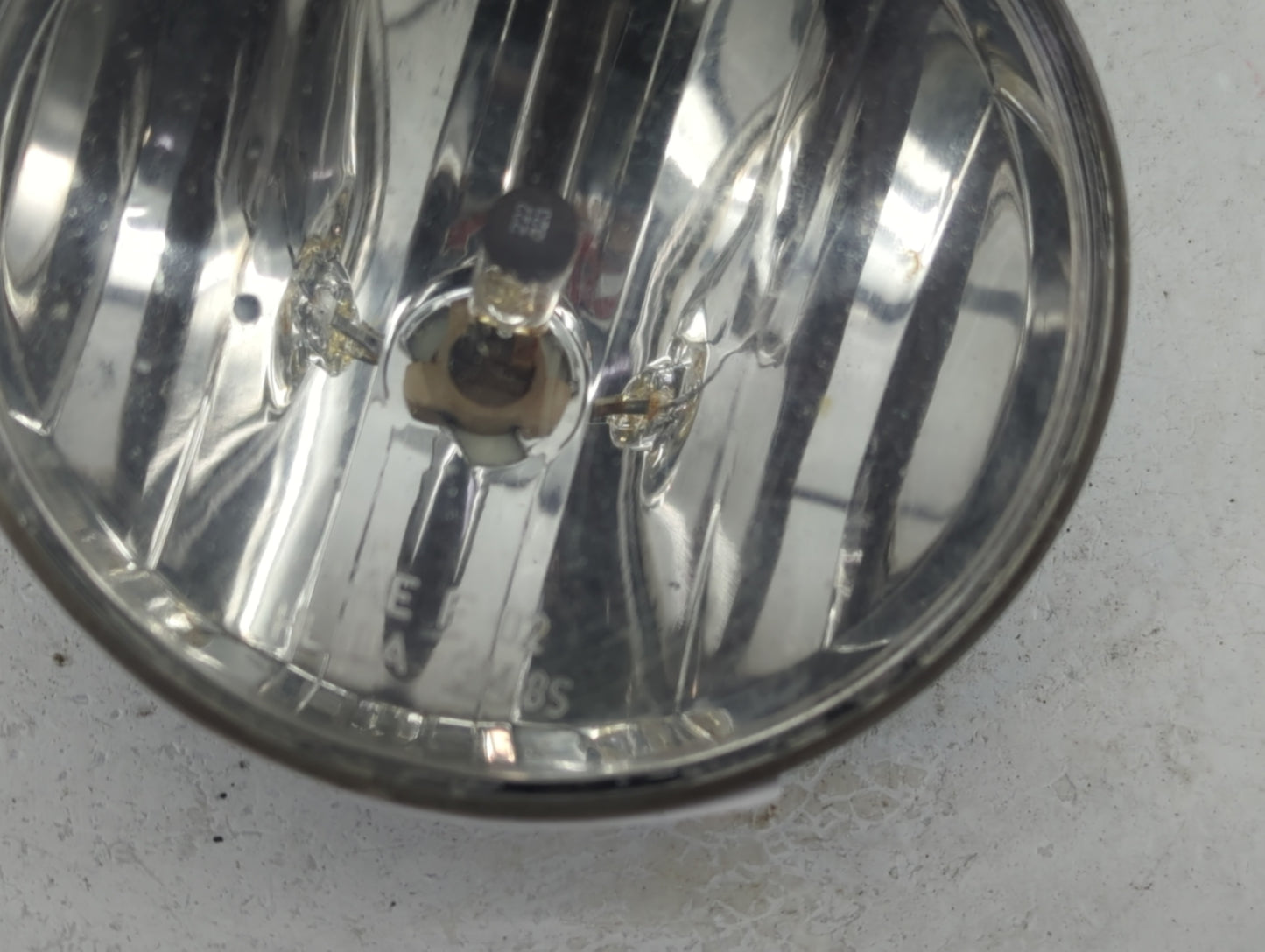 2002-2006 Gmc Envoy Xl Driver Left Oem Fog Light Lamp - Oemusedautoparts1.com