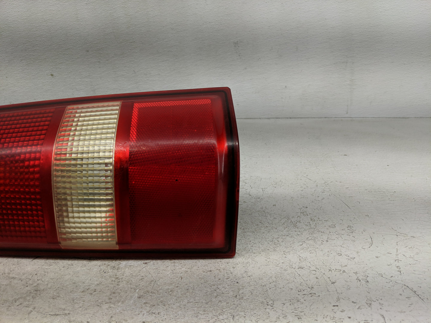 2003-2019 Gmc Savana 2500 Tail Light Assembly Passenger Right OEM P/N:16530414 A 15813651 Fits OEM Used Auto Parts - Oemused