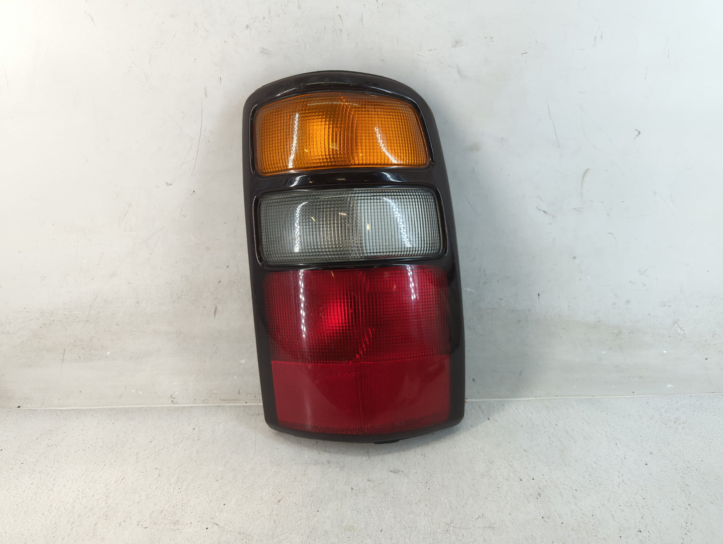 2004-2006 Gmc Yukon Xl 1500 Tail Light Assembly Passenger Right OEM P/N:15224182 Fits Fits 2004 2005 2006 OEM Used Auto Part