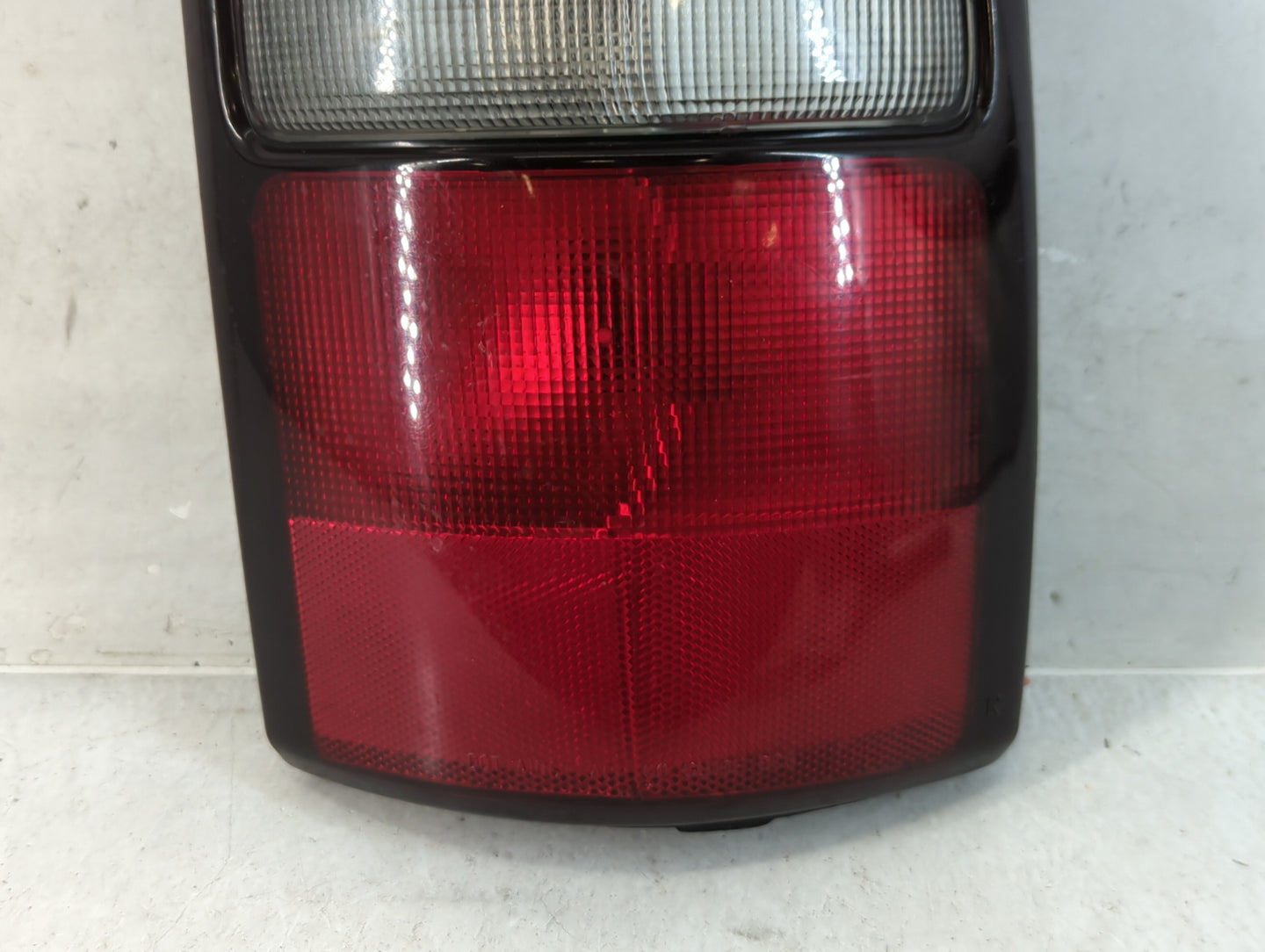 2004-2006 Gmc Yukon Xl 1500 Tail Light Assembly Passenger Right OEM P/N:15224182 Fits Fits 2004 2005 2006 OEM Used Auto Part