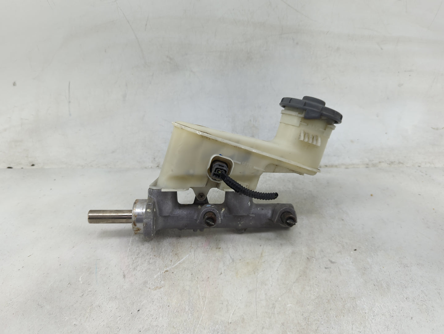 2005-2007 Honda Accord Brake Master Cylinder 1489068 - Oemusedautoparts1.com