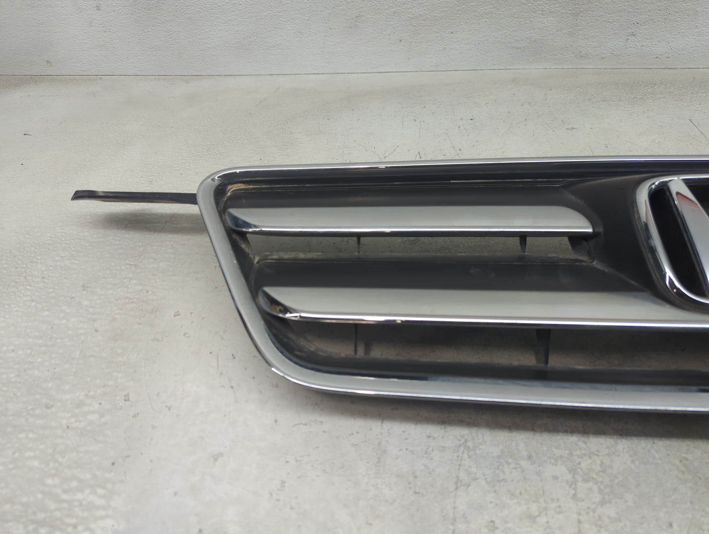 2005-2006 Honda Cr-v Front Grille Bumper Not Included - Oemusedautoparts1.com
